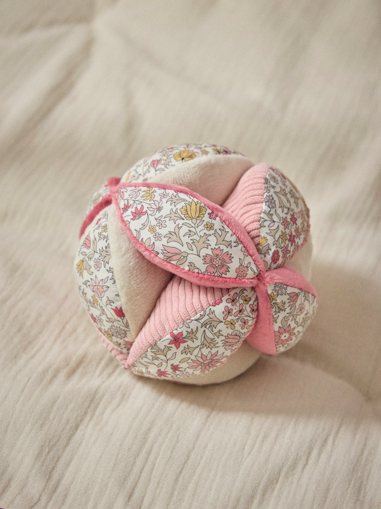 Speelbal in velours en Liberty-stof