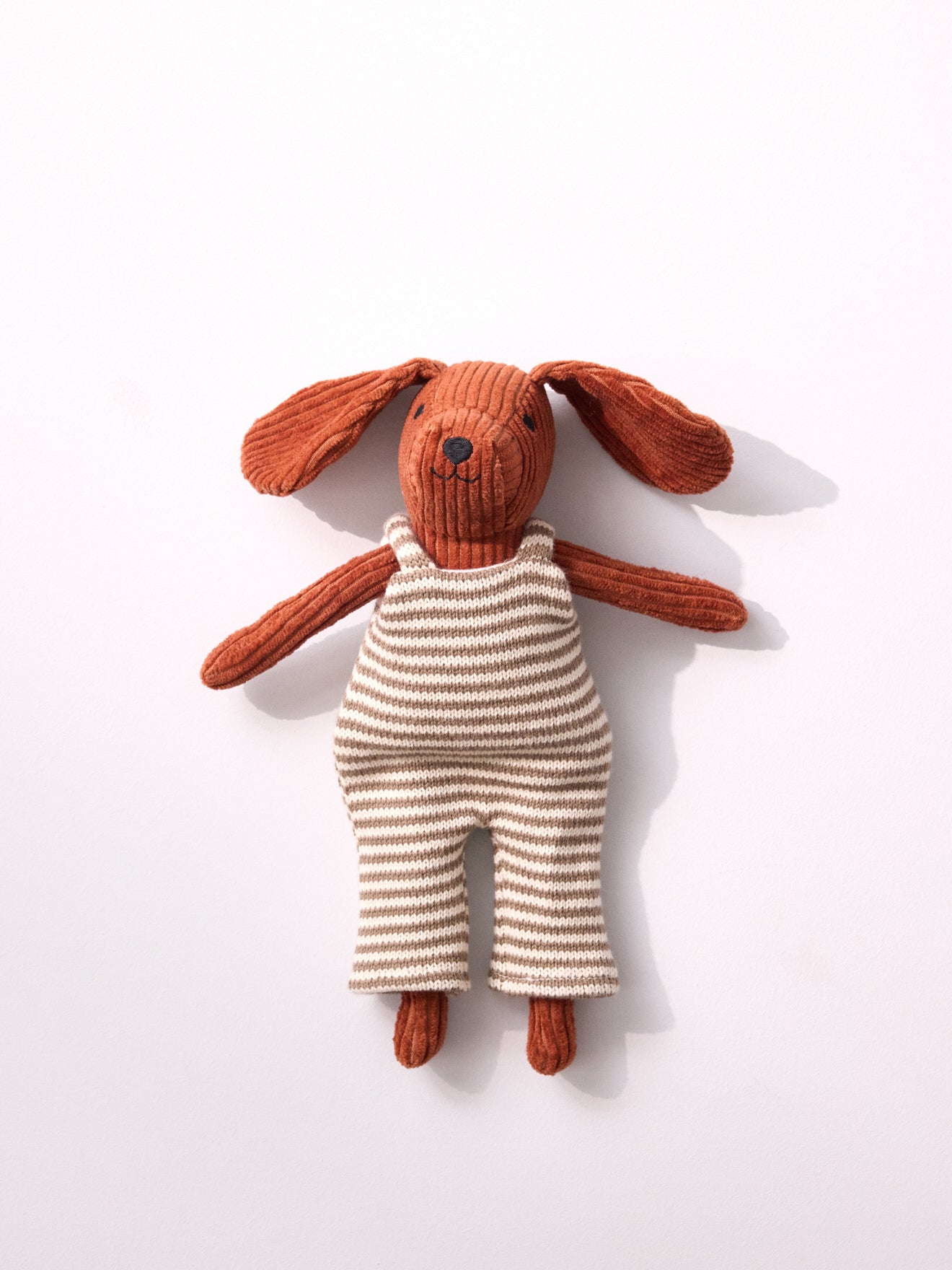 Peluche chien en velours avec salopette