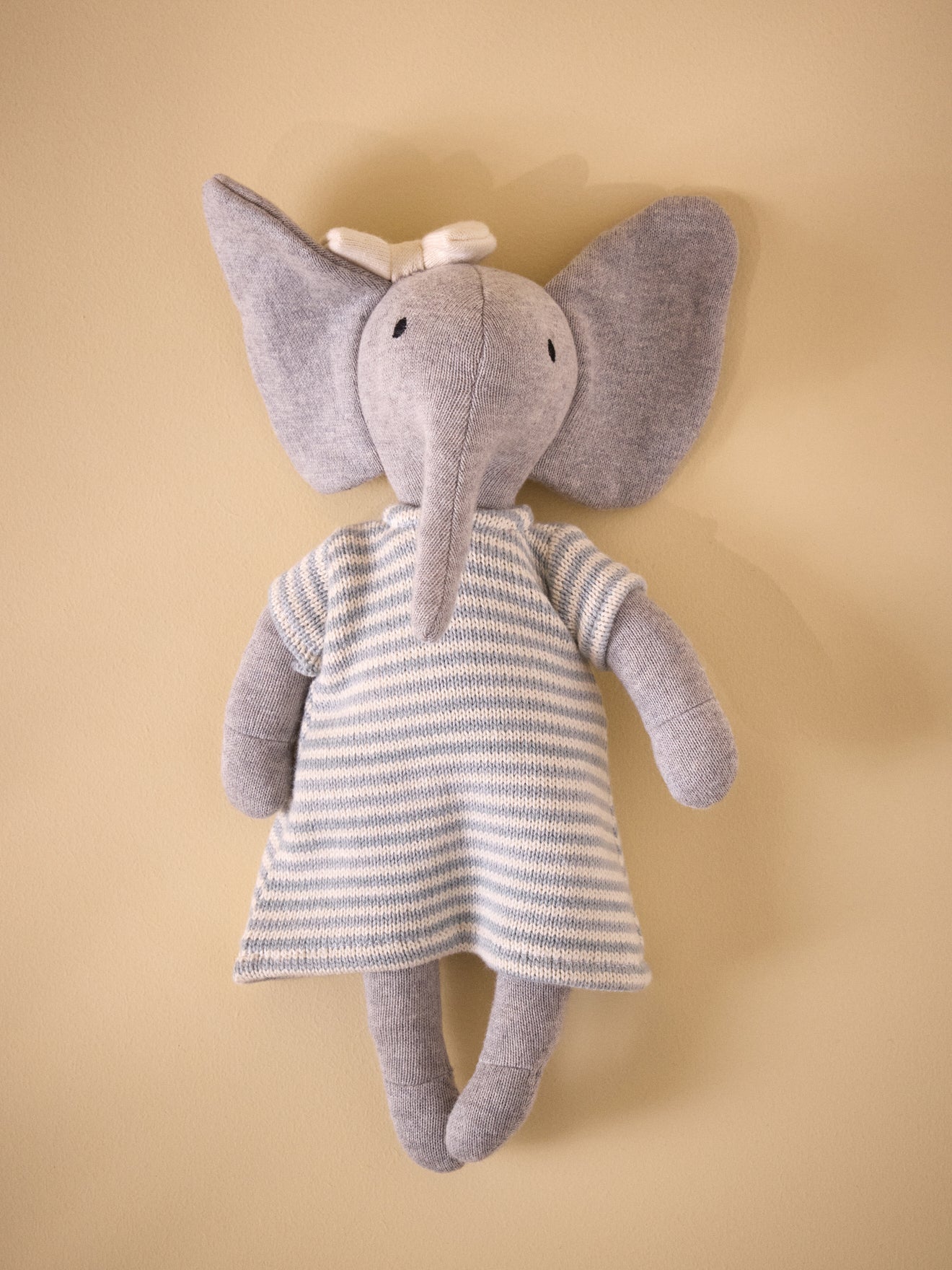 Peluche éléphant en tricot avec robe en point mousse