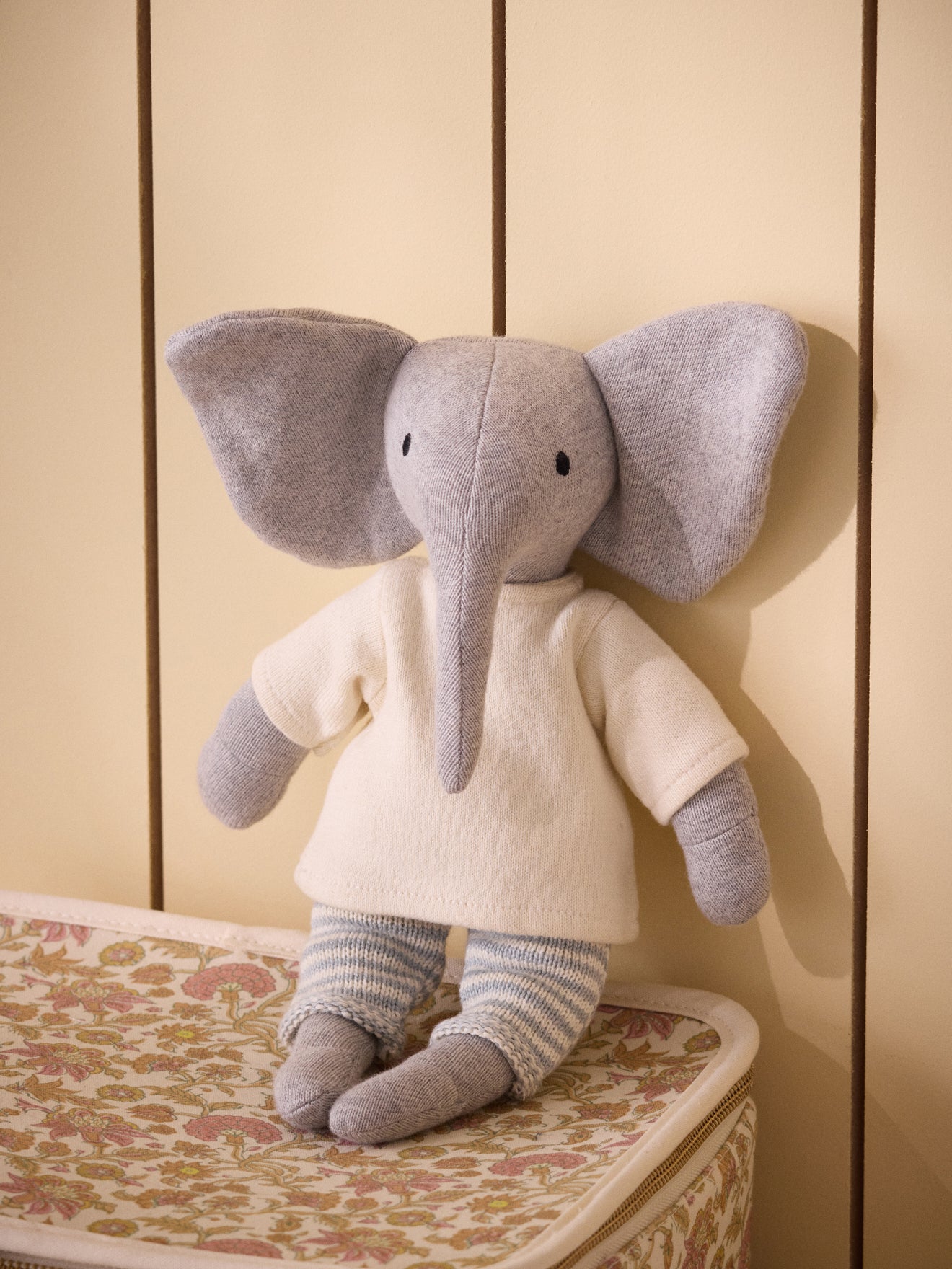 "Olifant" knuffel in tricot met outfit in mossteek