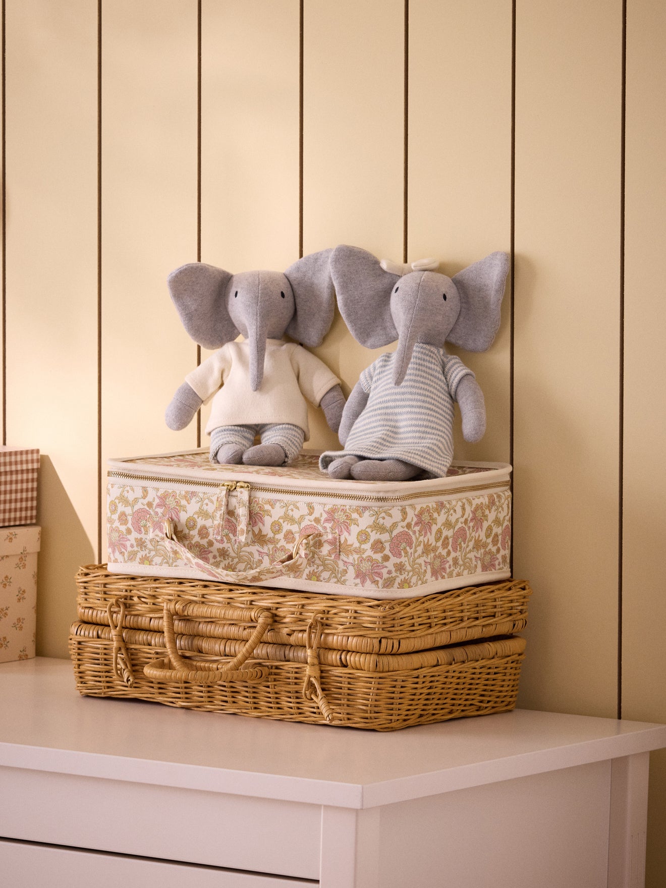 "Olifant" knuffel in tricot met outfit in mossteek