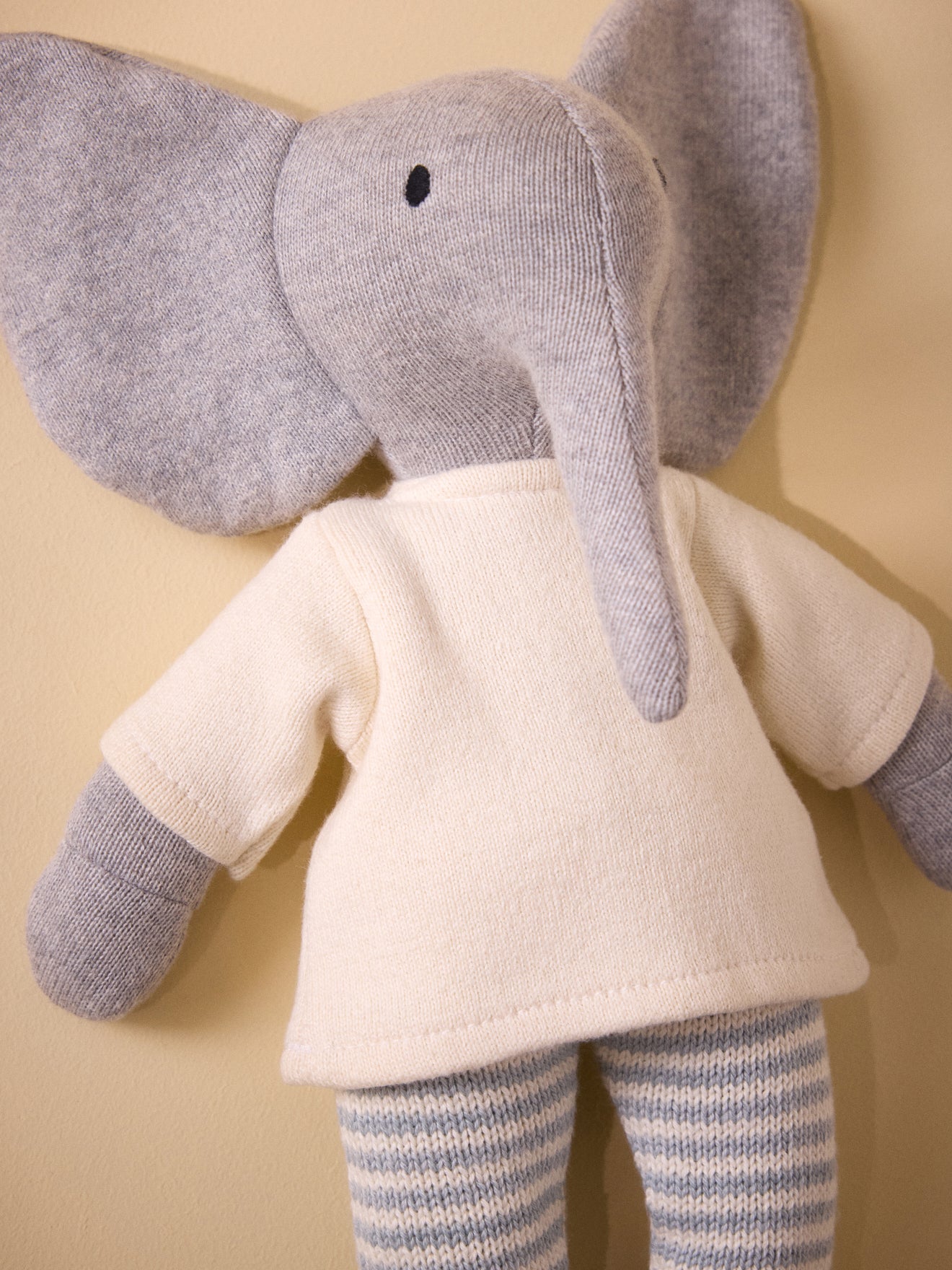 "Olifant" knuffel in tricot met outfit in mossteek
