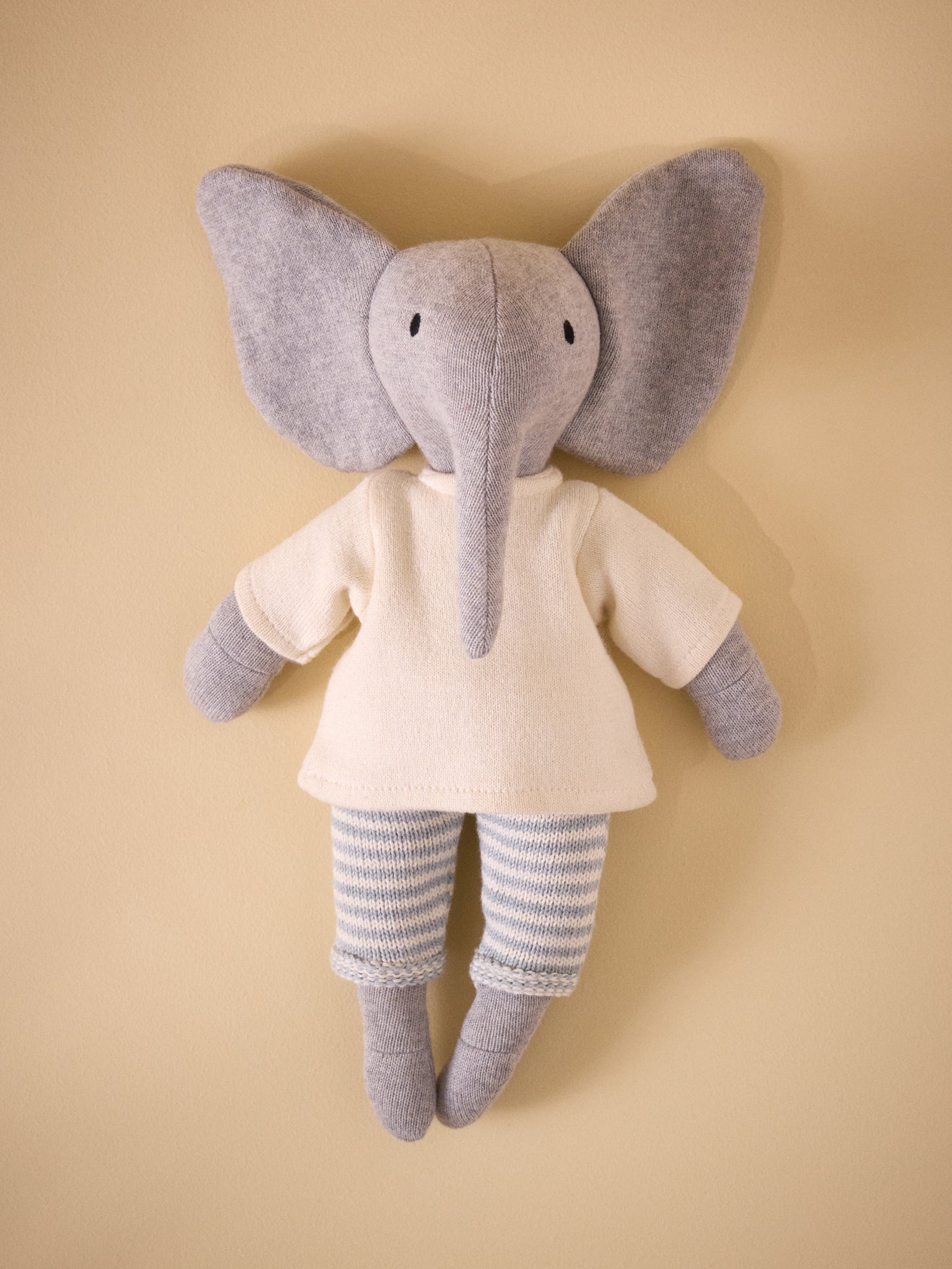 Peluche éléphant en tricot avec un ensemble en point mousse