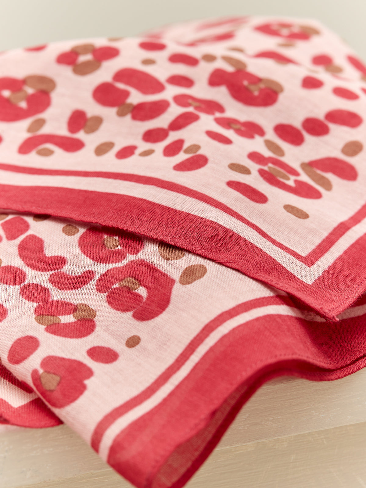 Damesfoulard met luipaardprint - biokatoen