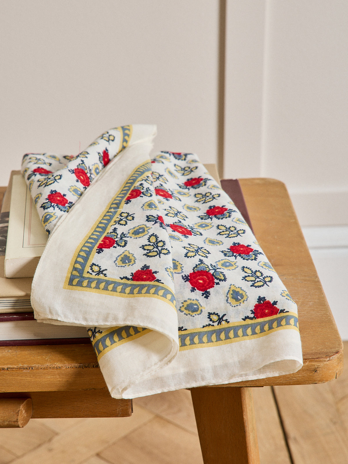 Damesfoulard met bloemenprint - biokatoen