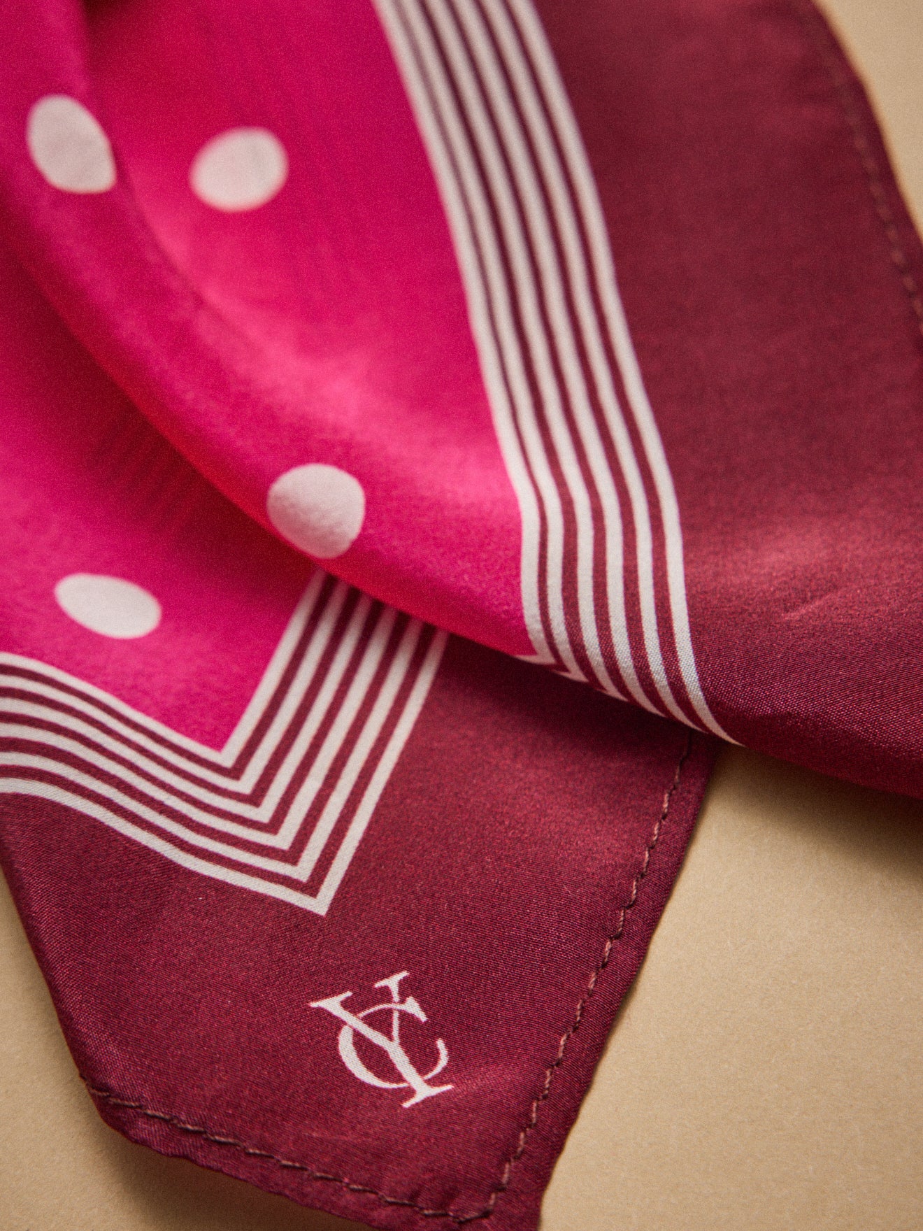 Zijden damesfoulard met stippen
