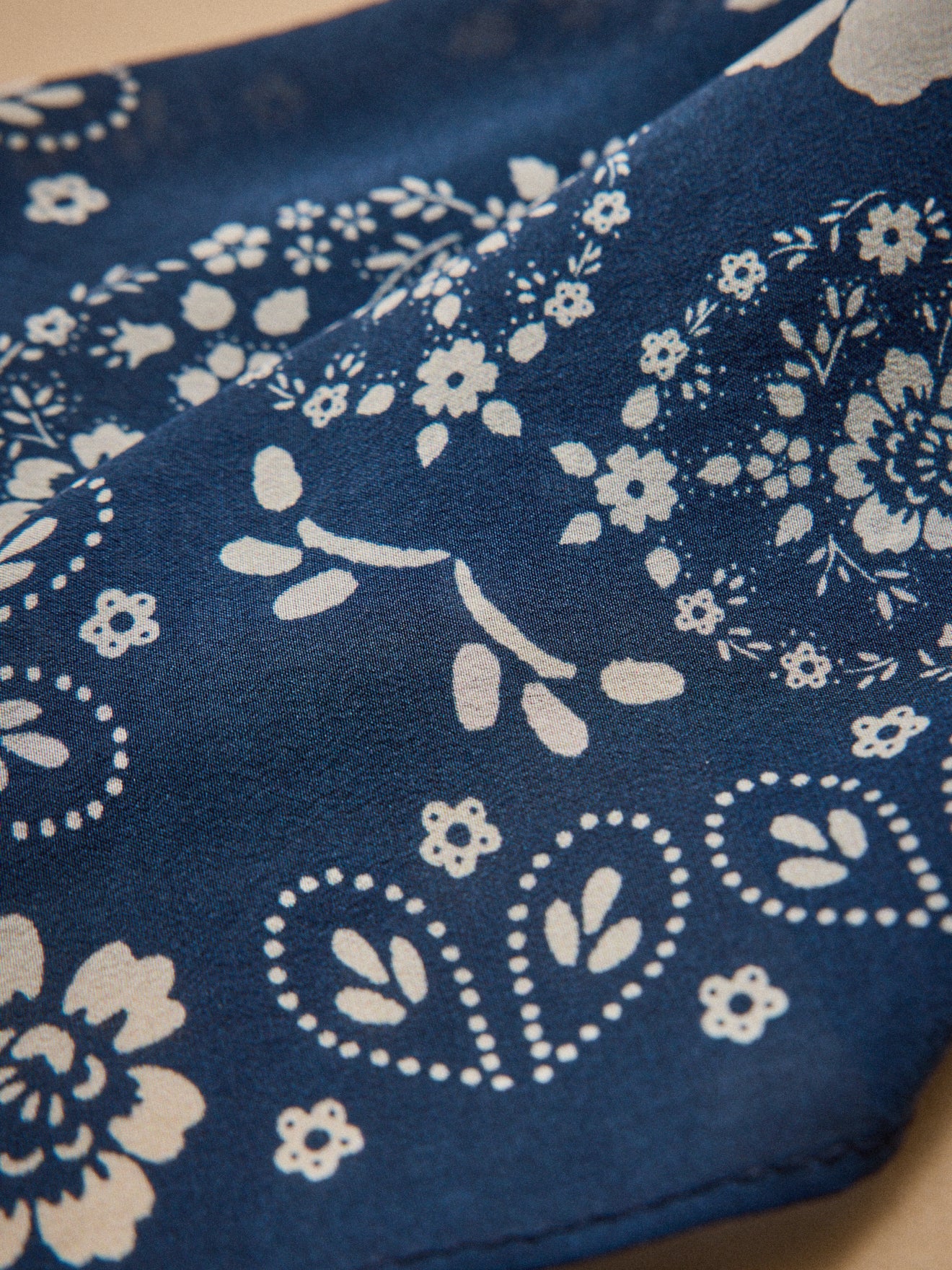 Zijden damesfoulard met stippen