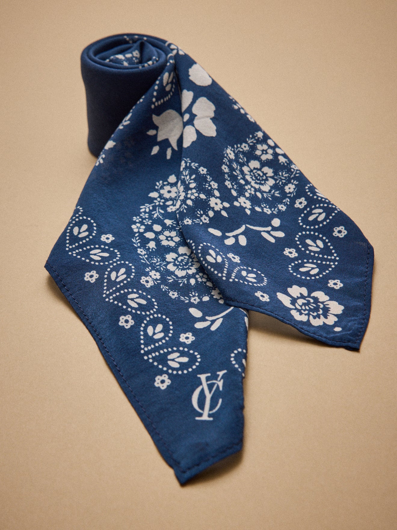 Zijden damesfoulard met stippen