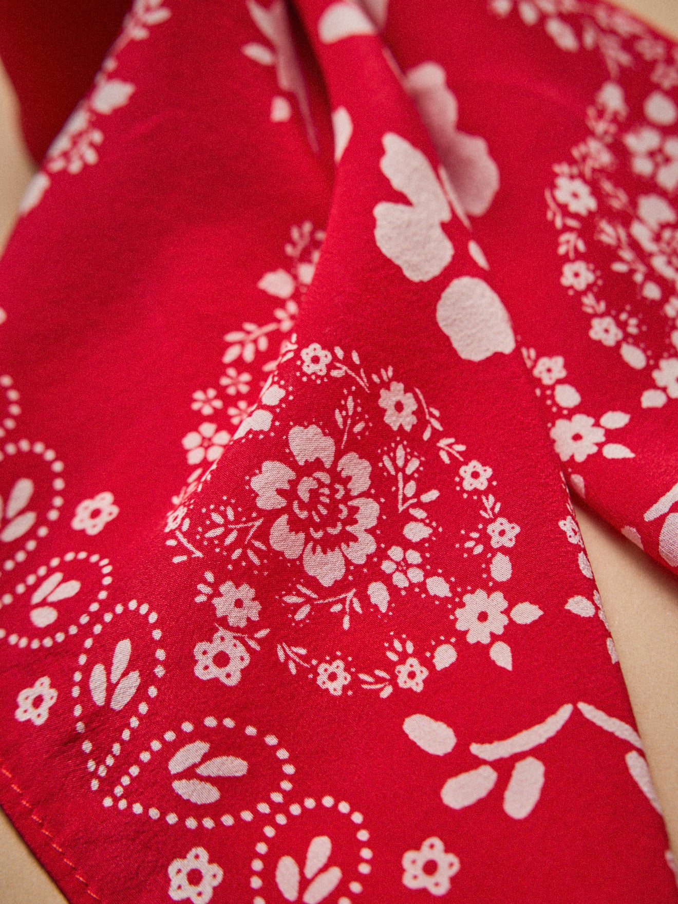 Zijden damesfoulard met stippen