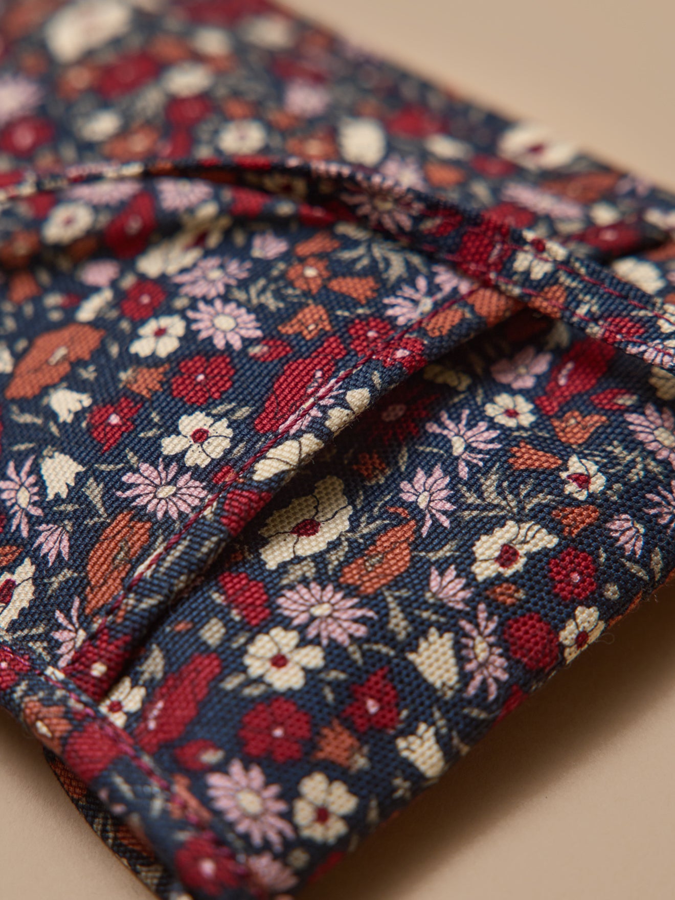 Smartphonetasje "Petal & Daisy" - Made with Liberty Fabrics