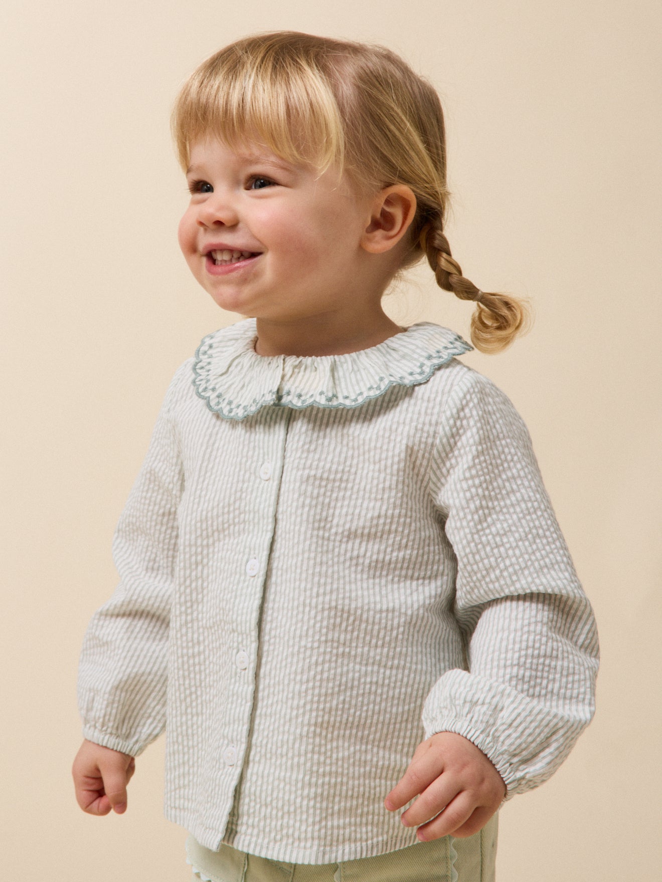 Baby blouse met geborduurde kraag