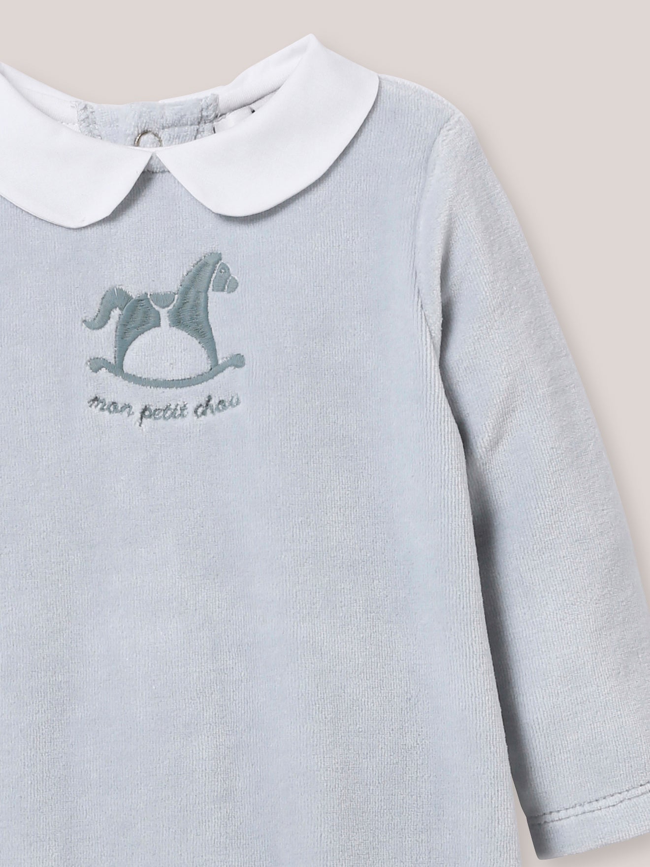 Geborduurd babyslaappakje in velours