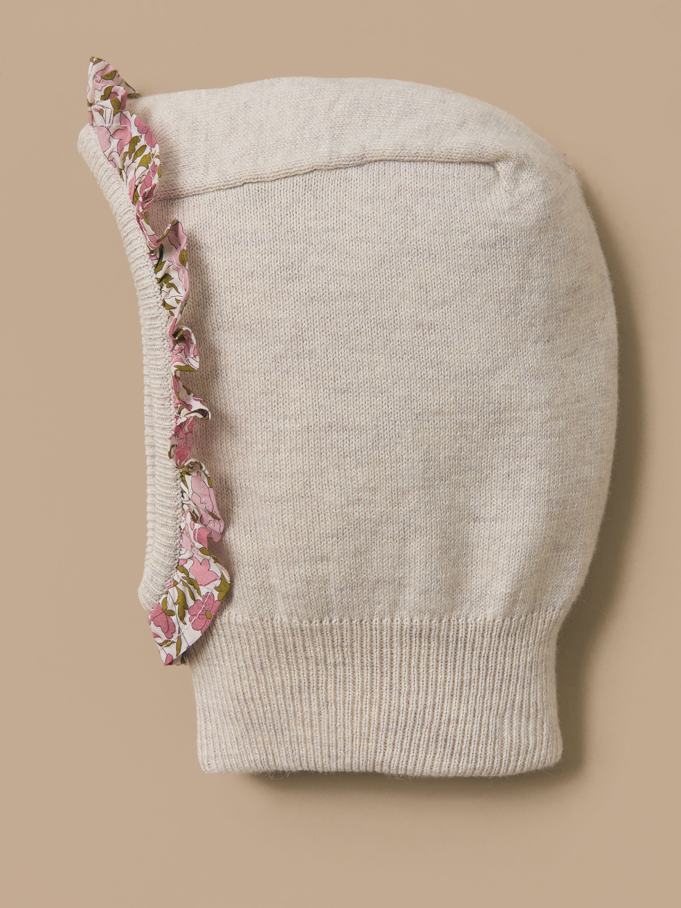 Babymuts met ruches in Liberty-stof
