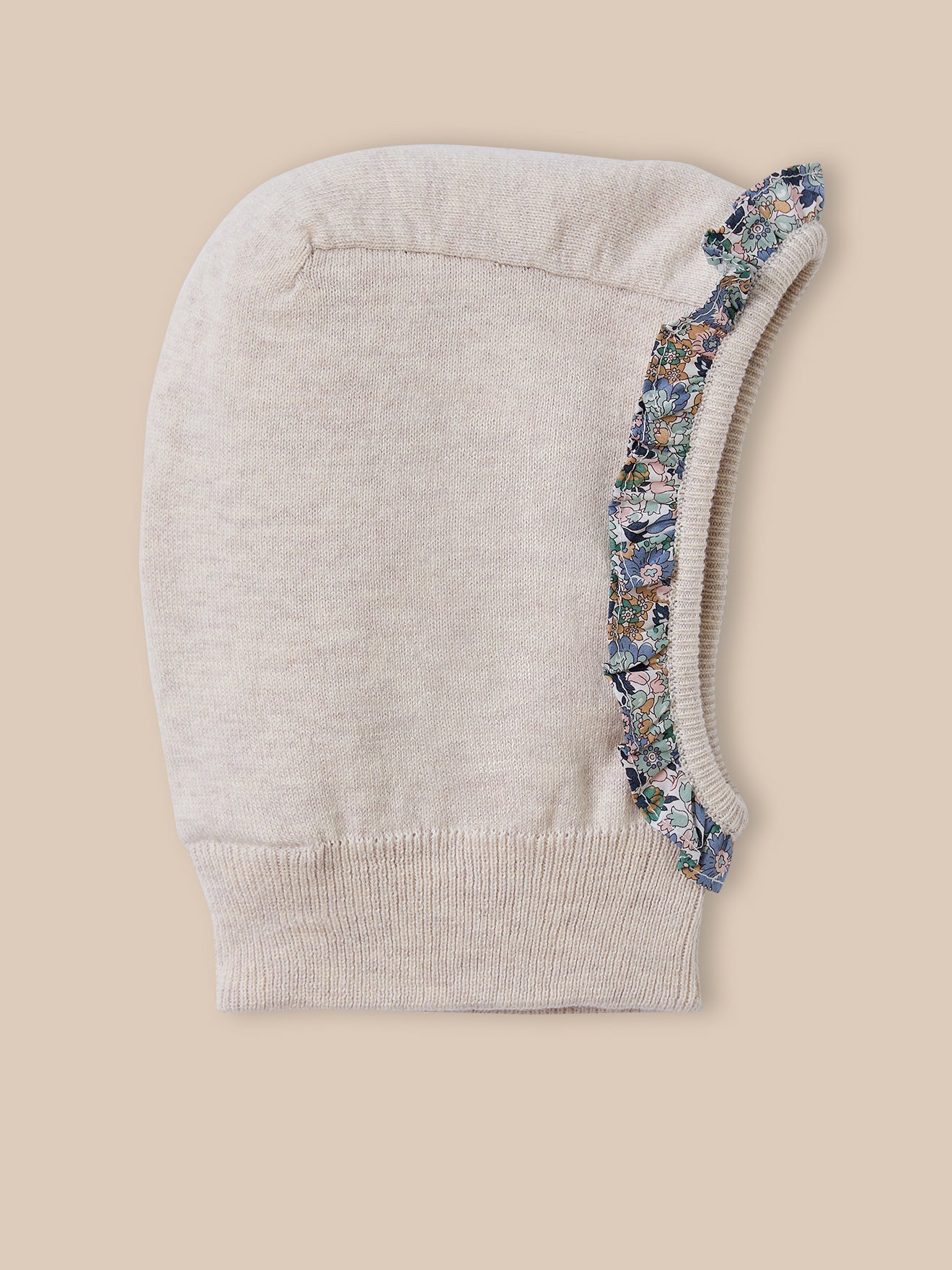 Babymuts met ruches in Liberty-stof