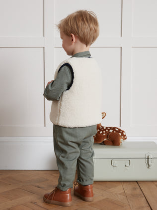 Mouwloos babyjasje in sherpa