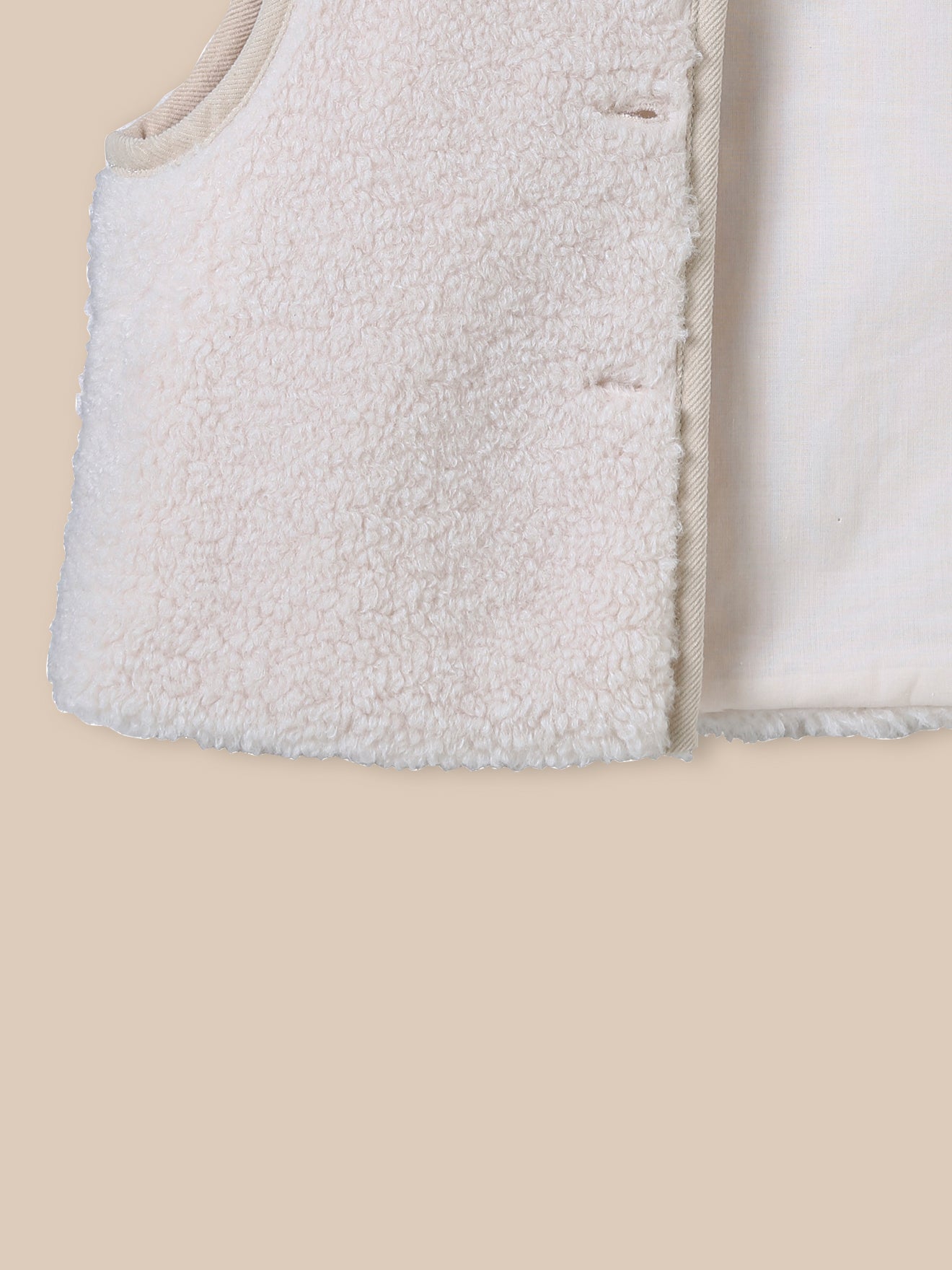 Mouwloos babyjasje in sherpa