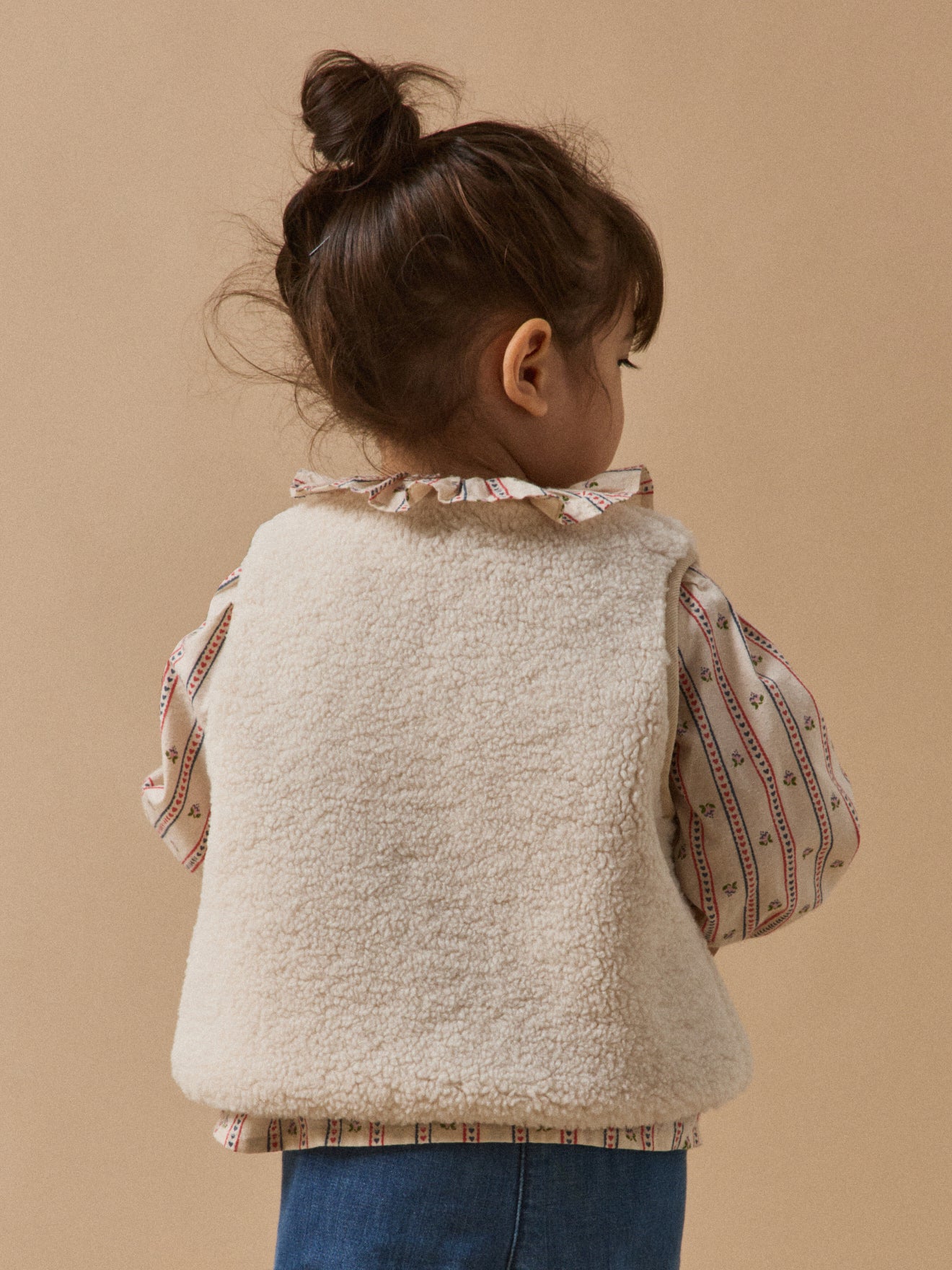 Mouwloos babyjasje in sherpa