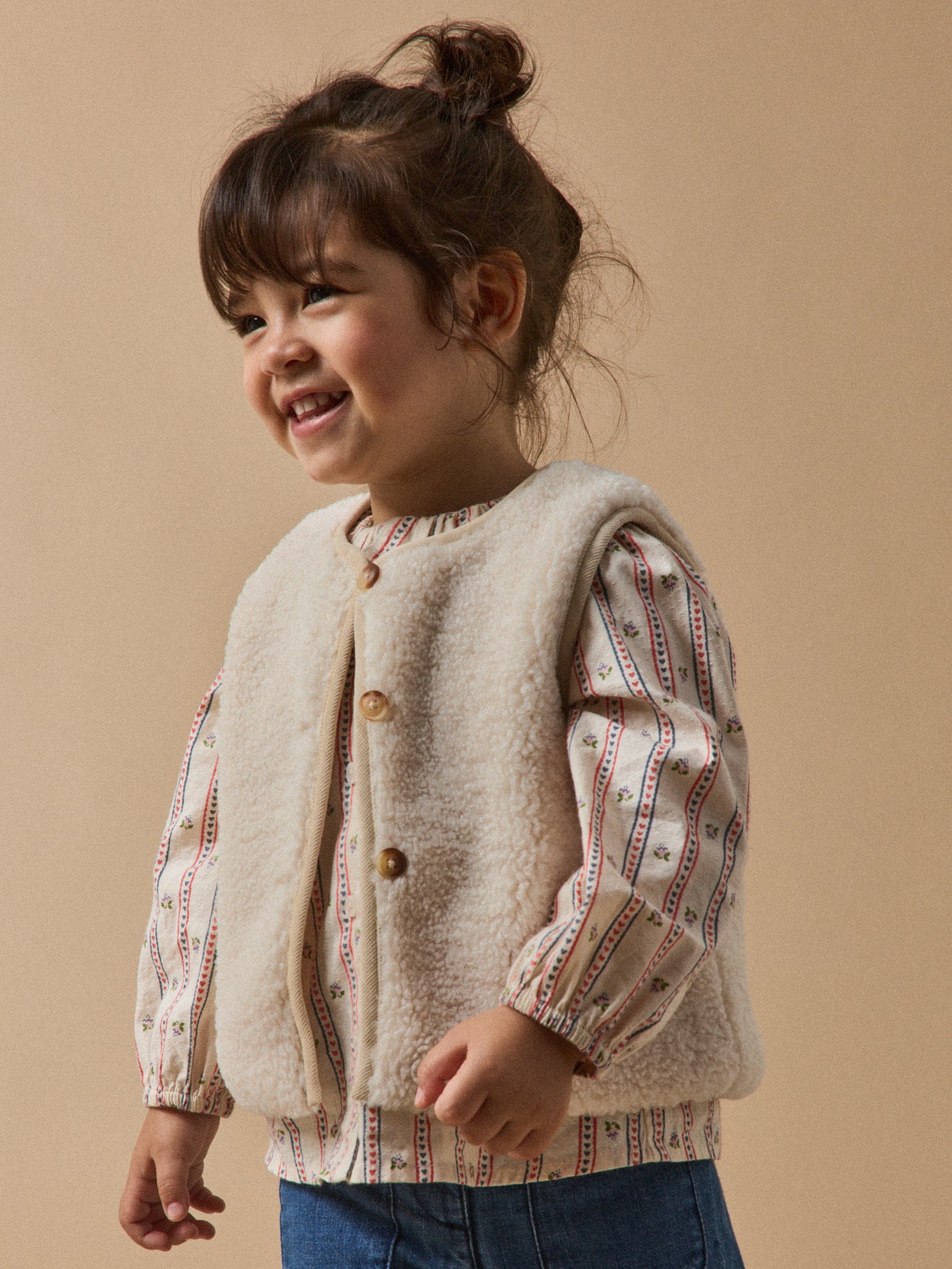 Mouwloos babyjasje in sherpa
