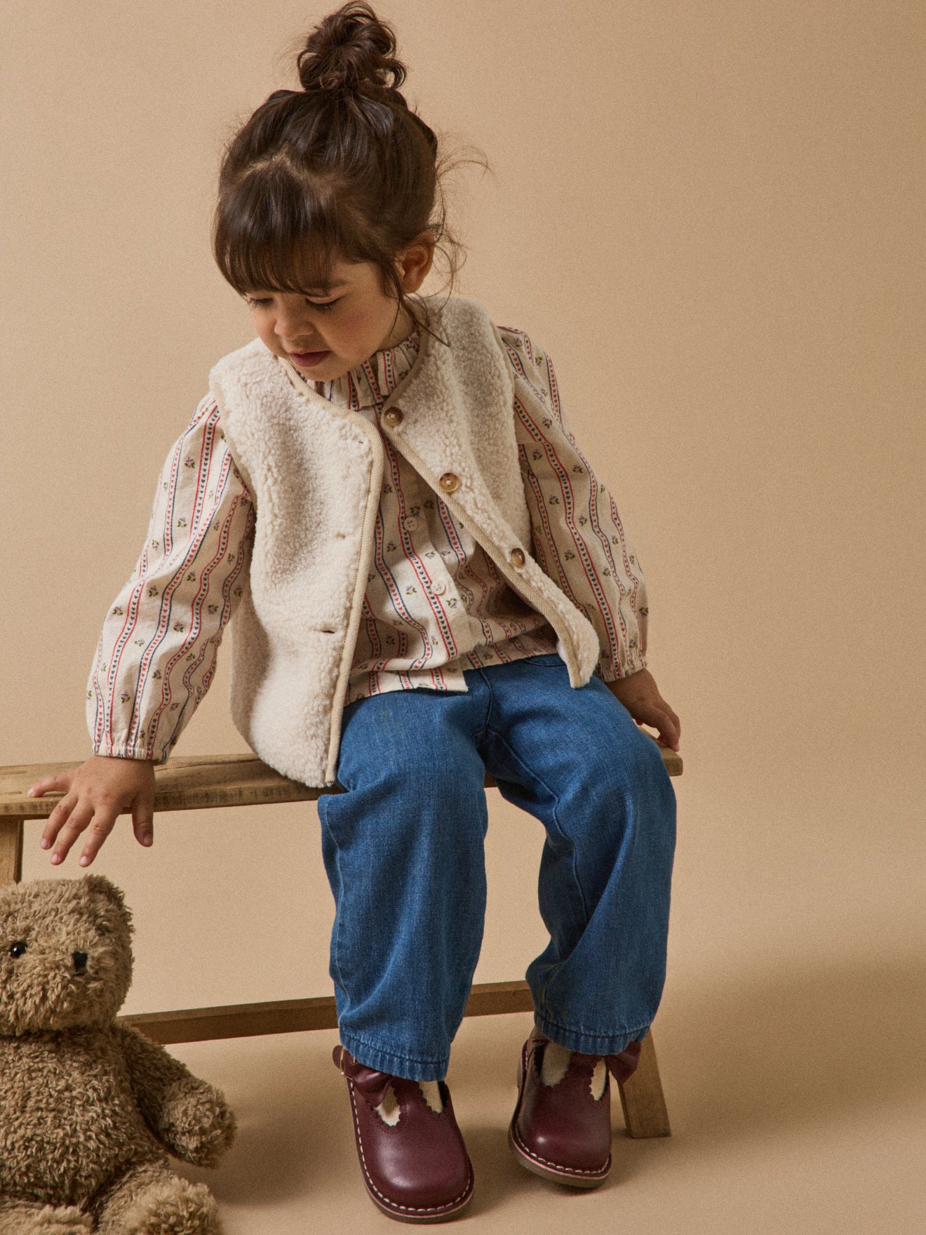 Mouwloos babyjasje in sherpa
