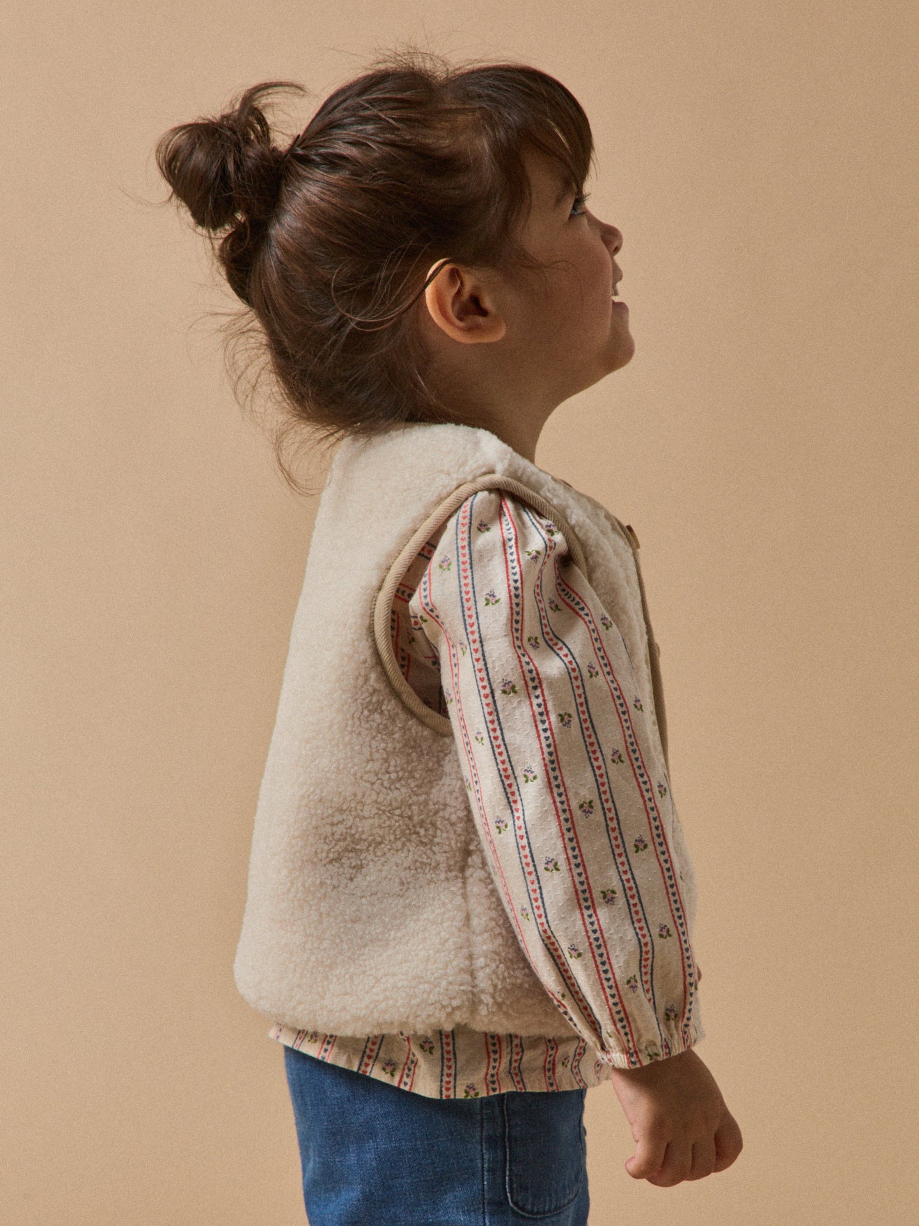 Mouwloos babyjasje in sherpa