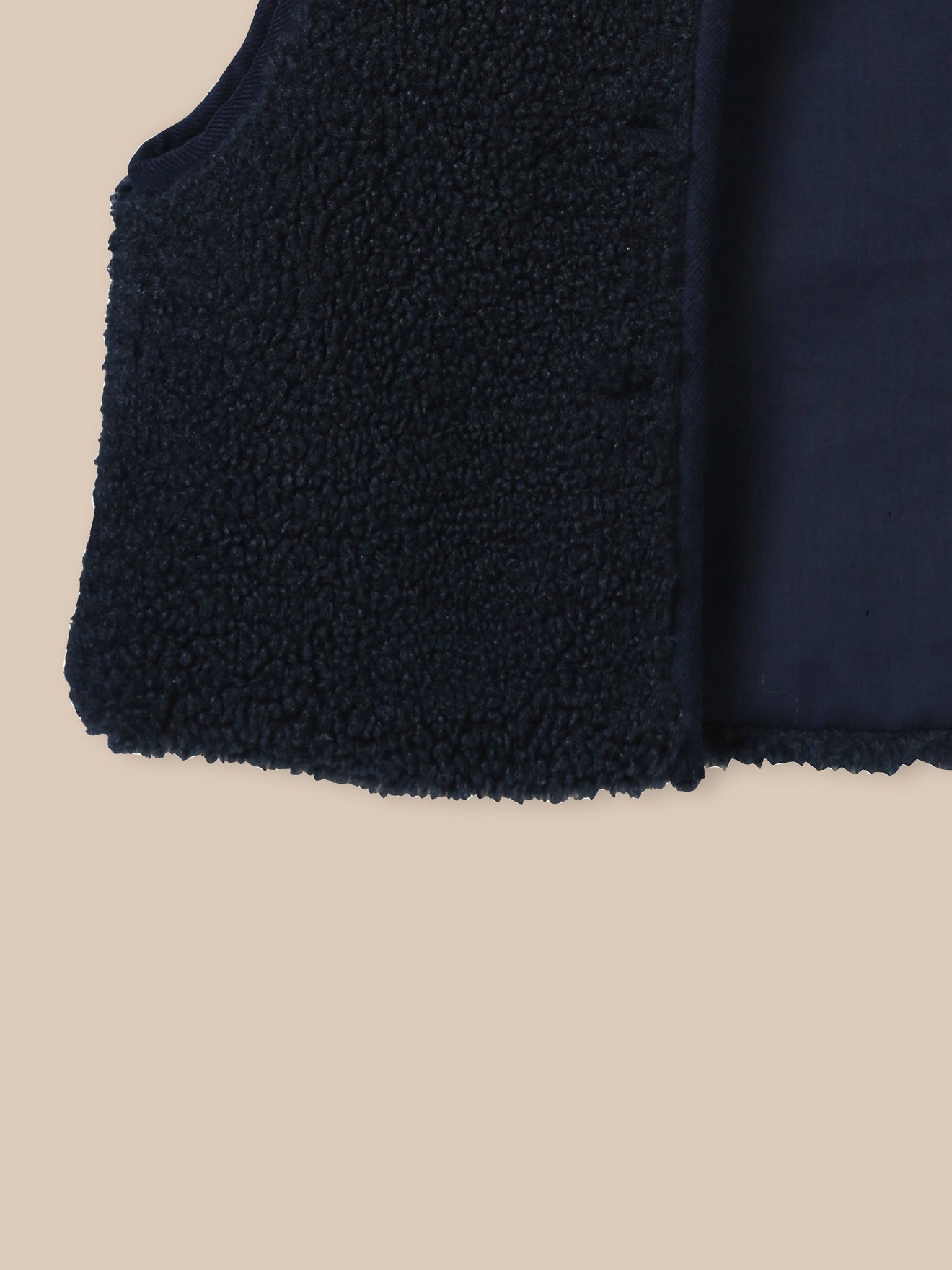 Mouwloos babyjasje in sherpa