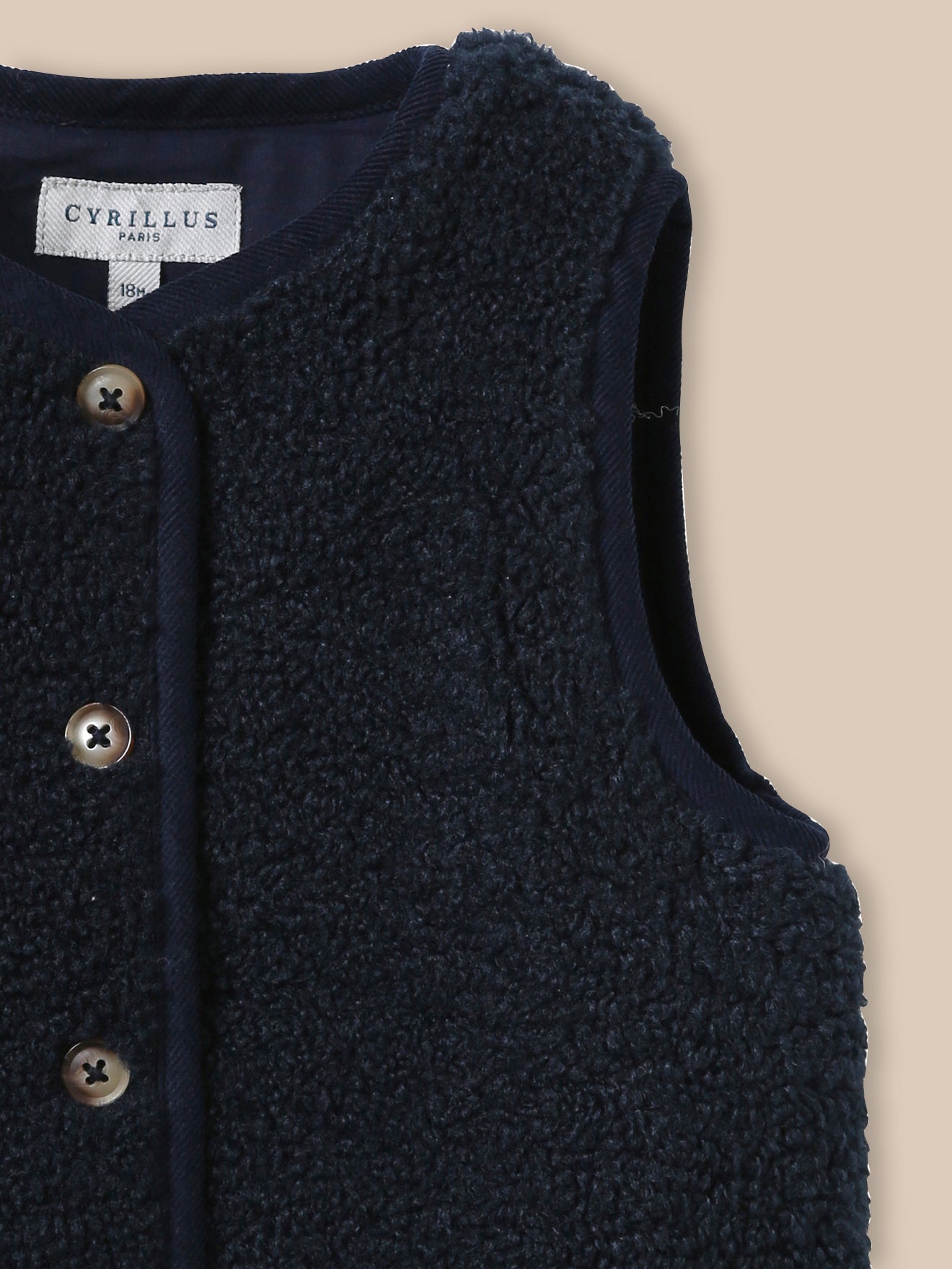 Mouwloos babyjasje in sherpa