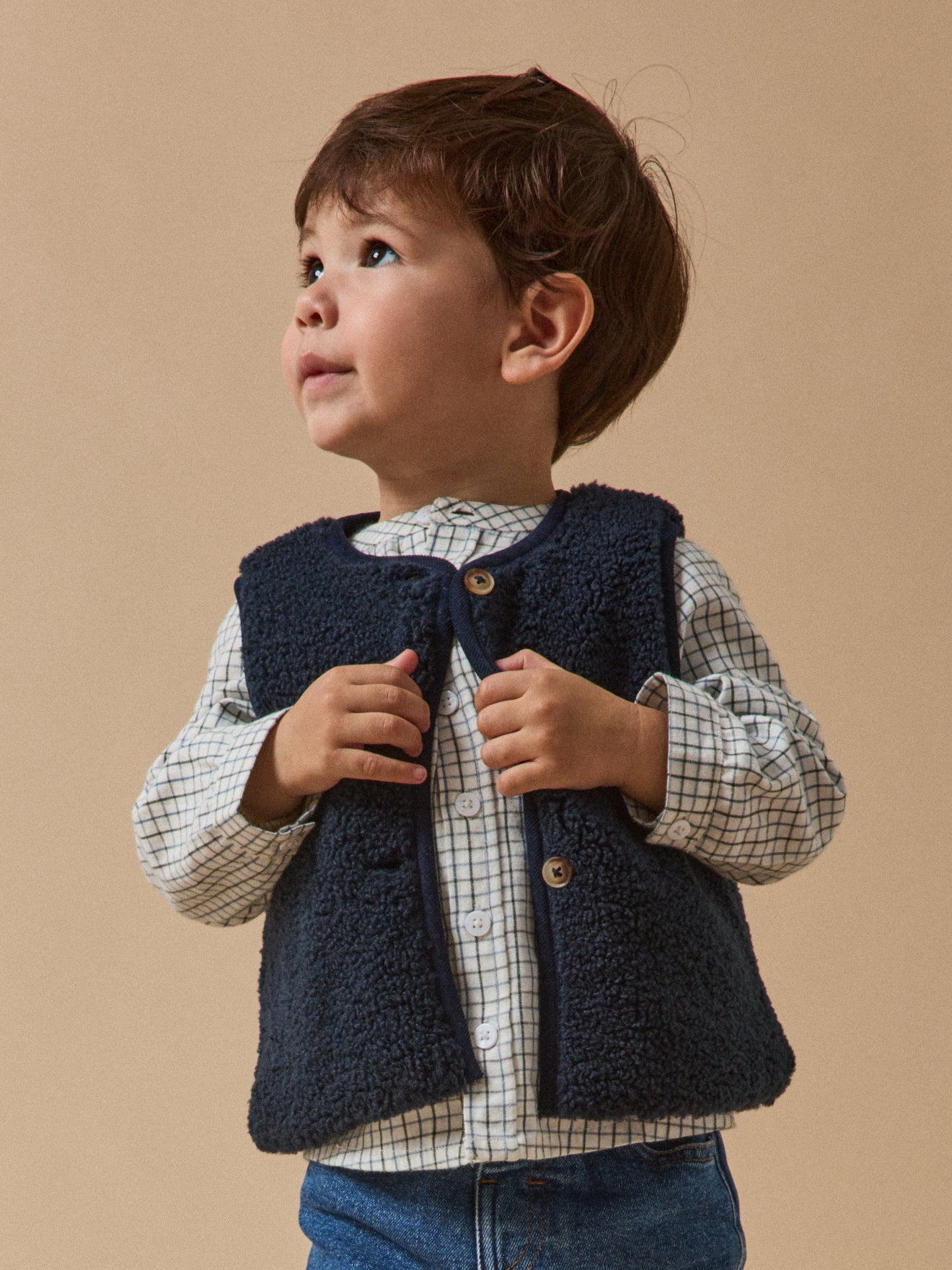 Mouwloos babyjasje in sherpa