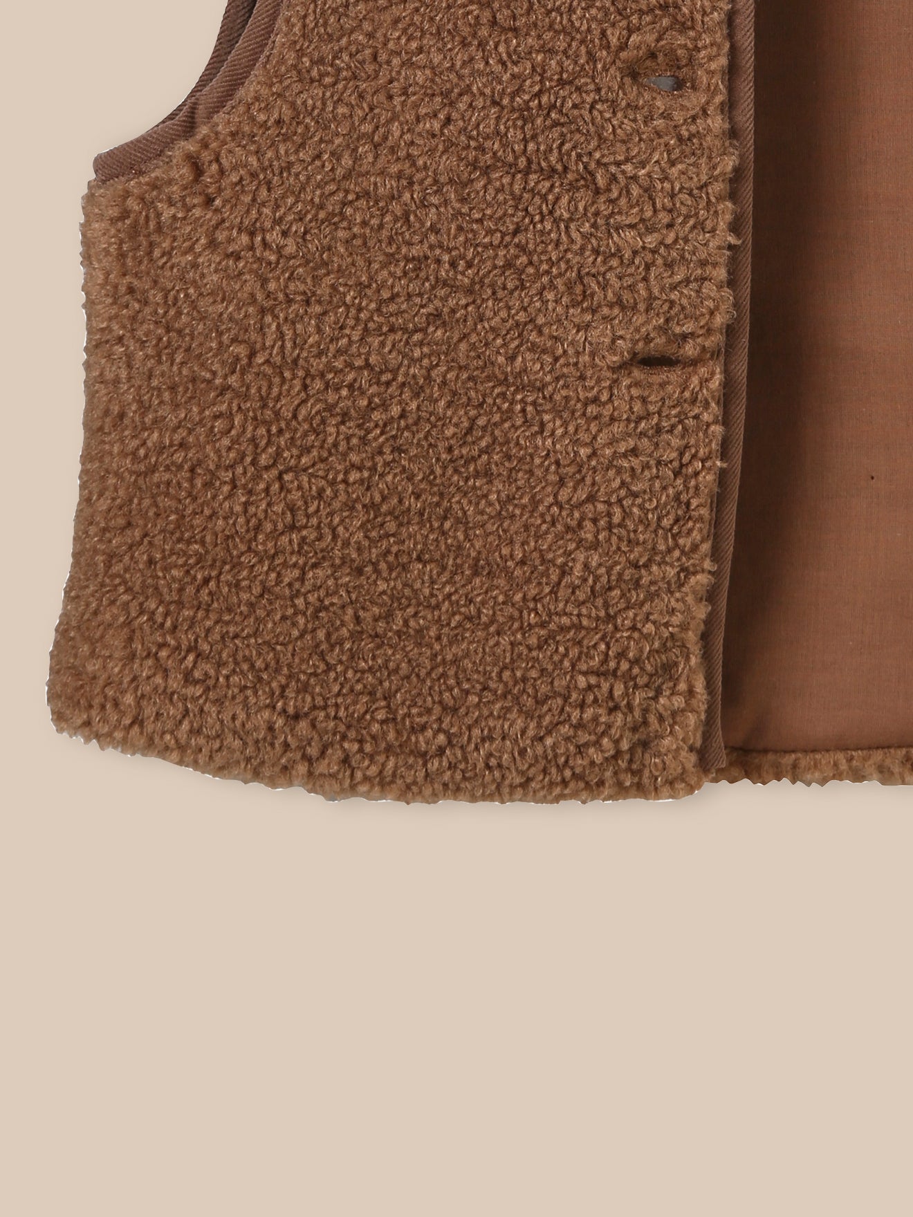 Mouwloos babyjasje in sherpa