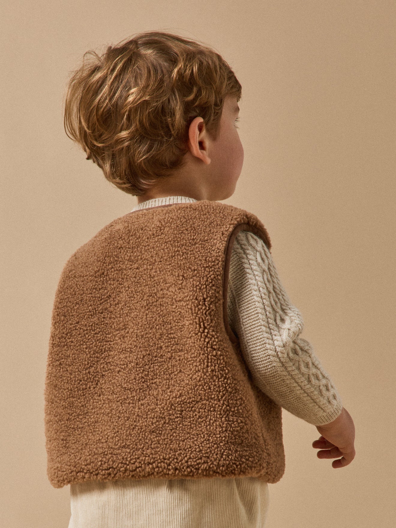 Mouwloos babyjasje in sherpa