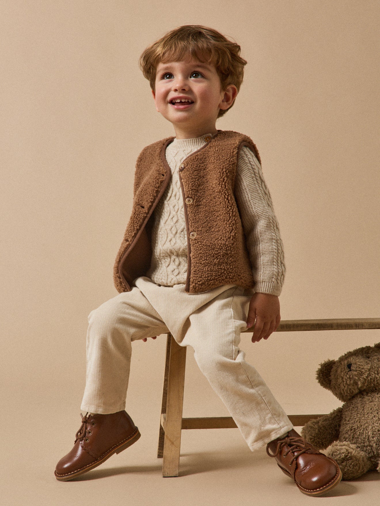 Mouwloos babyjasje in sherpa