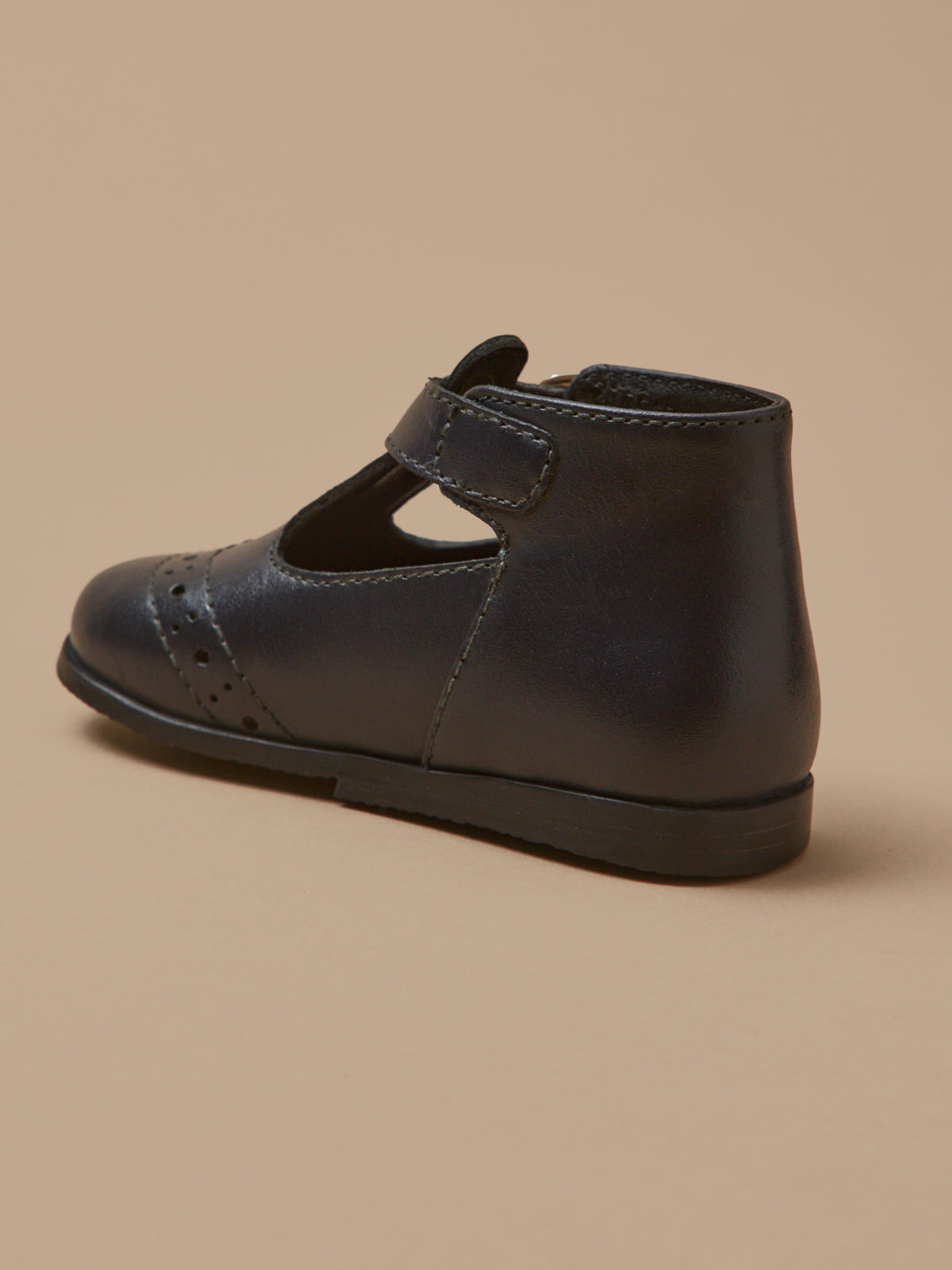 Leren babyschoenen in saloméstijl