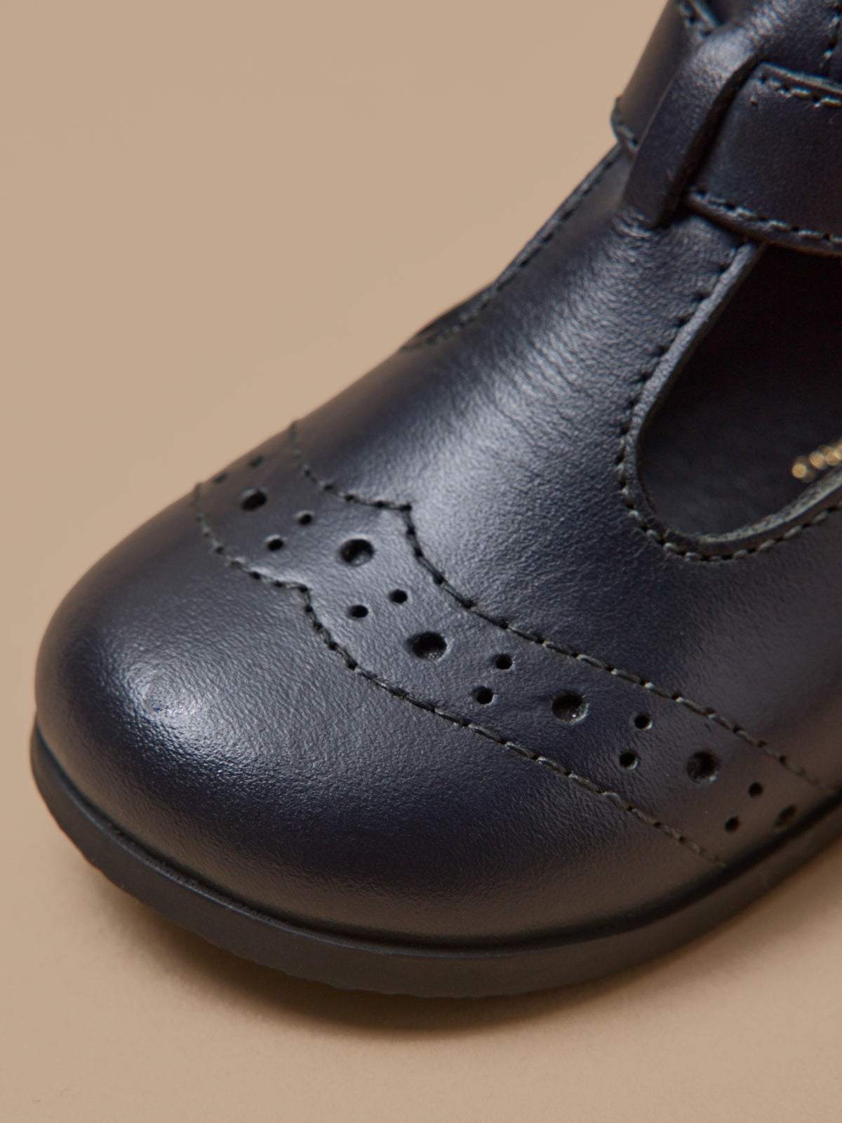 Leren babyschoenen in saloméstijl