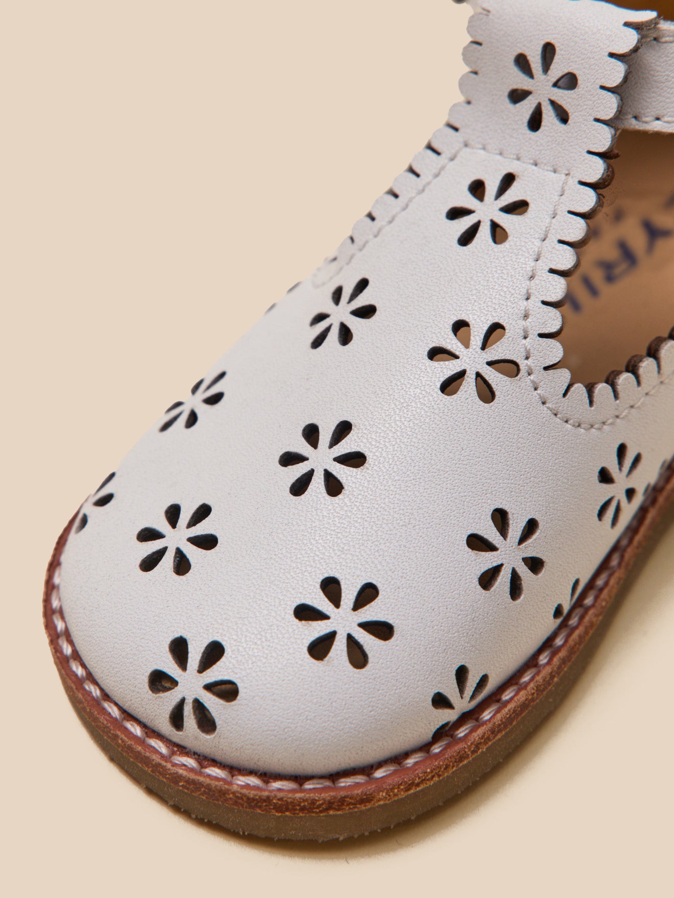 Geperforeerde leren babyschoenen met enkelriempje