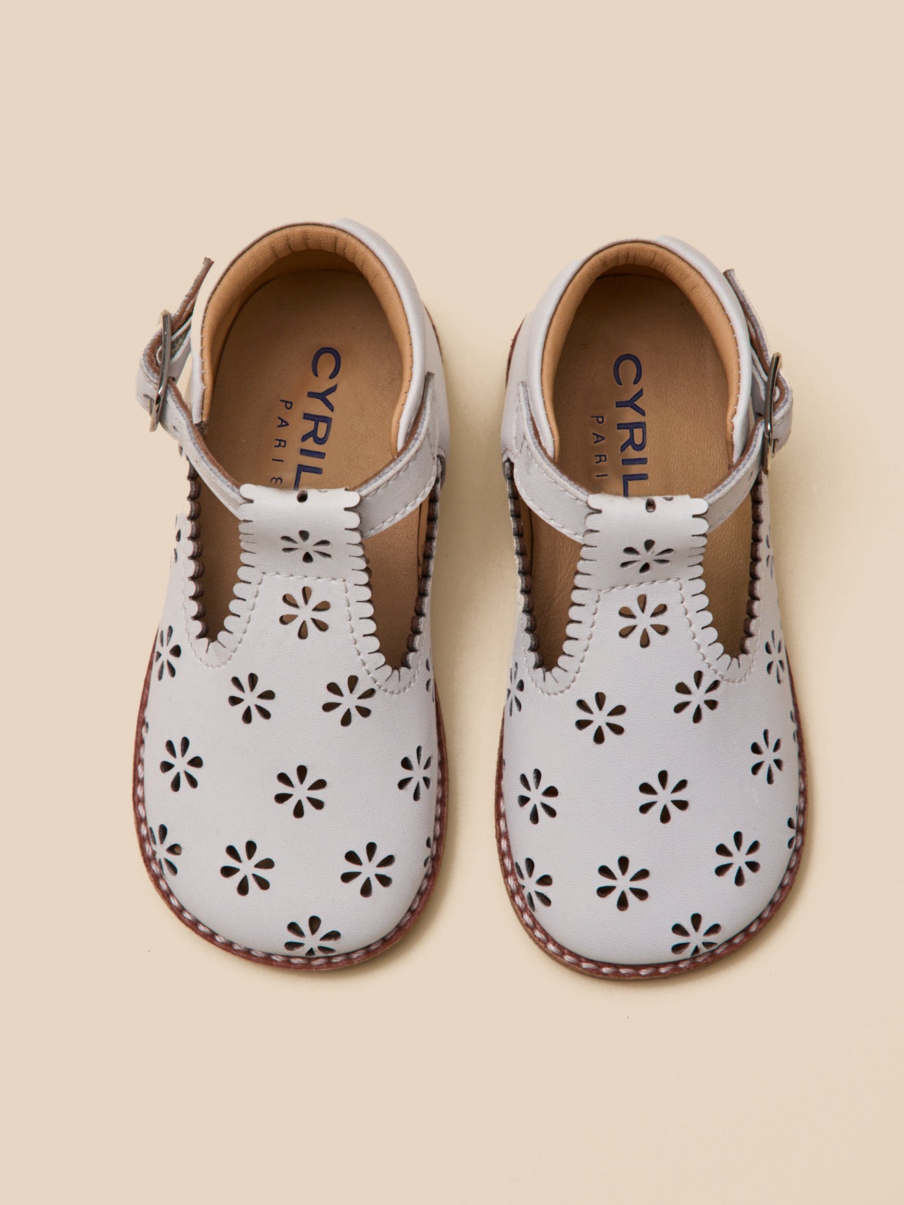 Geperforeerde leren babyschoenen met enkelriempje