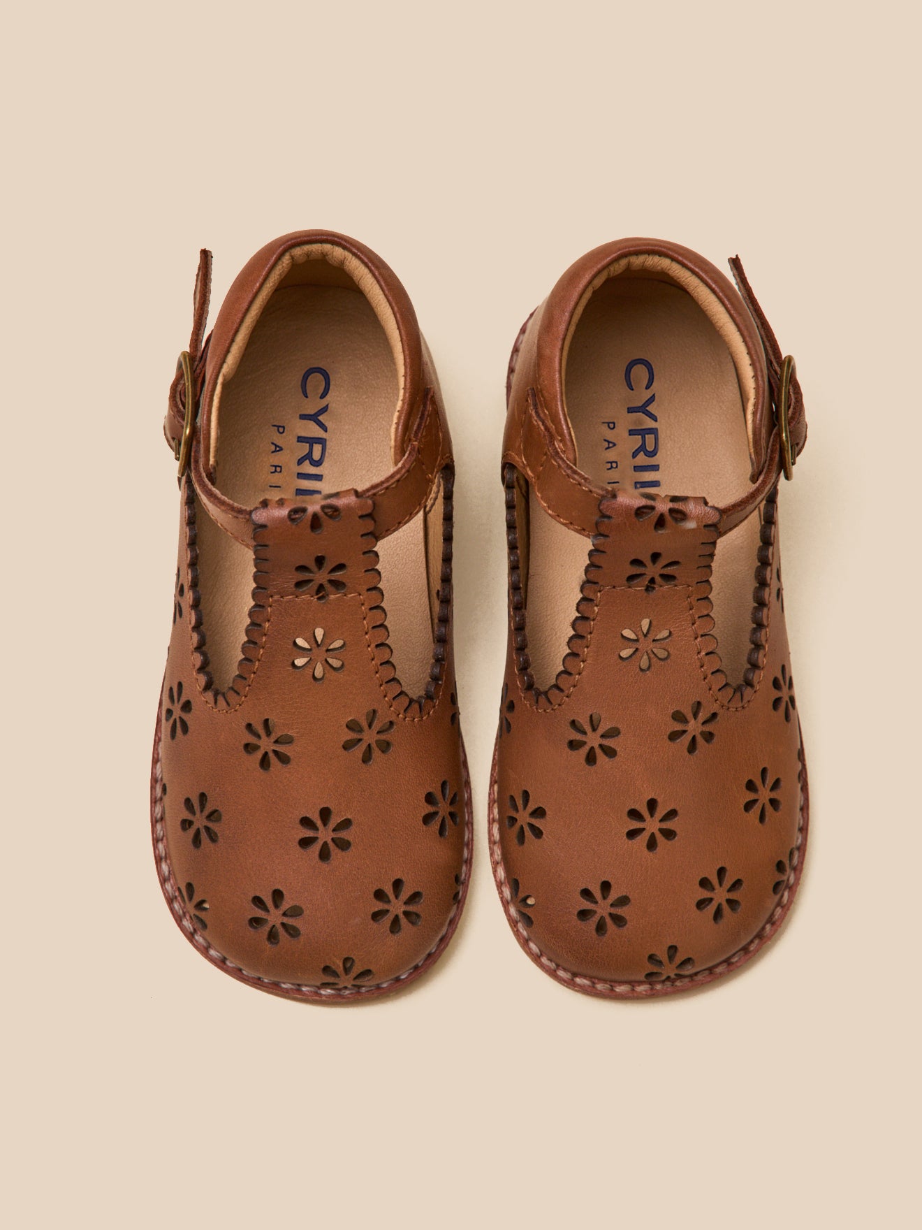 Geperforeerde leren babyschoenen met enkelriempje