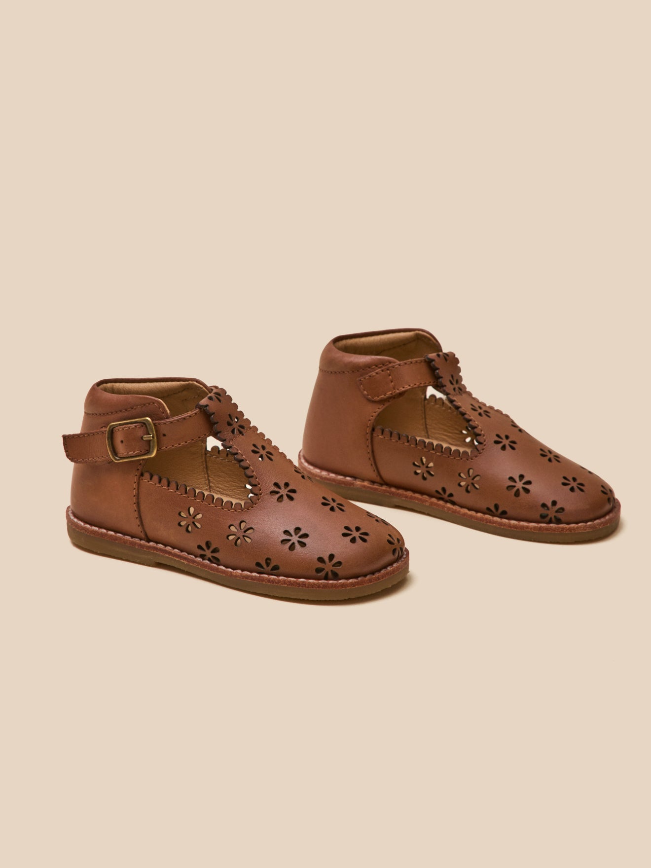 Geperforeerde leren babyschoenen met enkelriempje