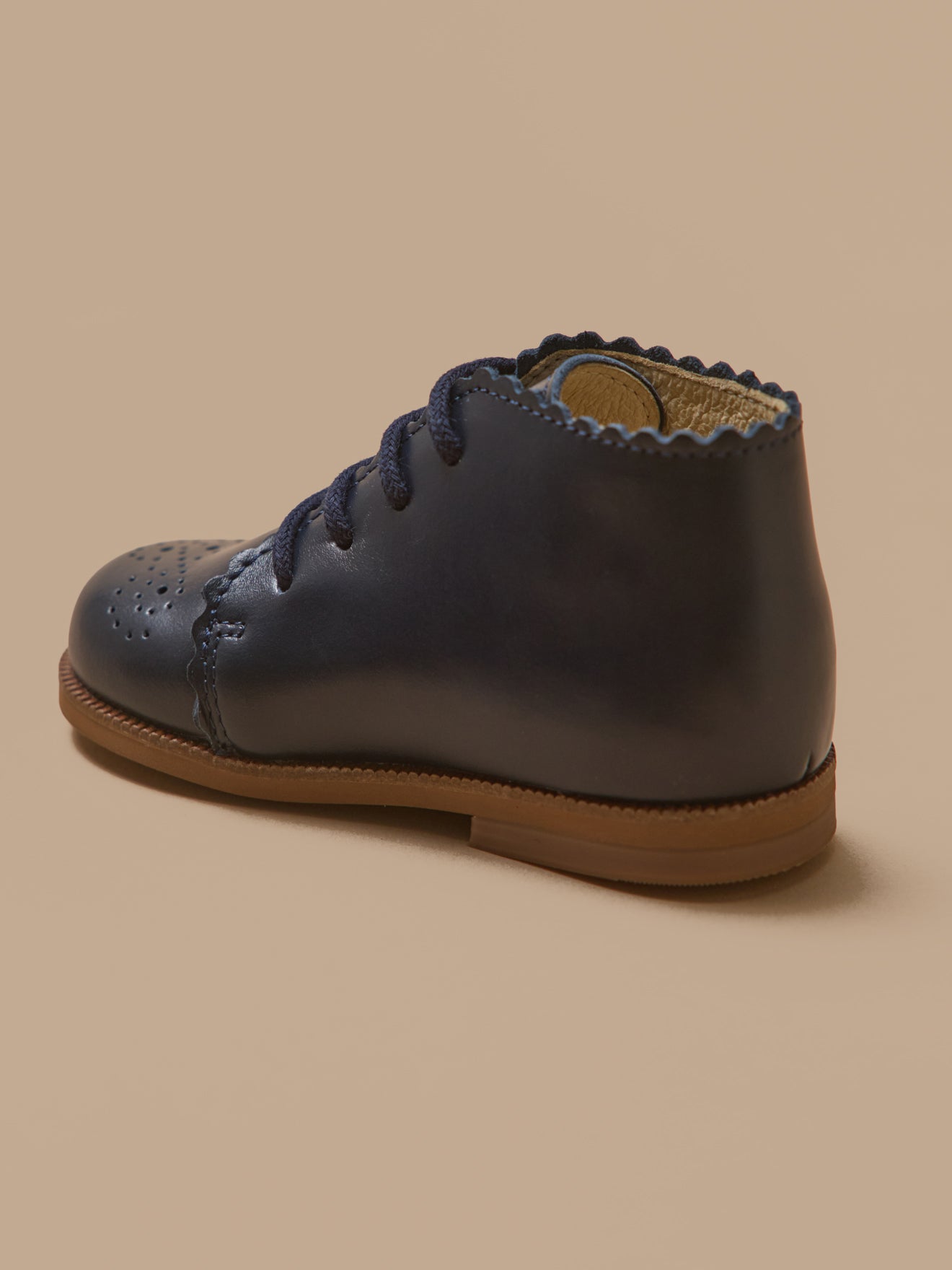 Leren babybottines met perforaties