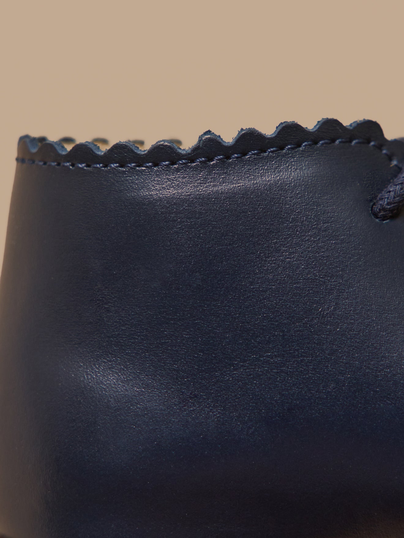 Leren babybottines met perforaties