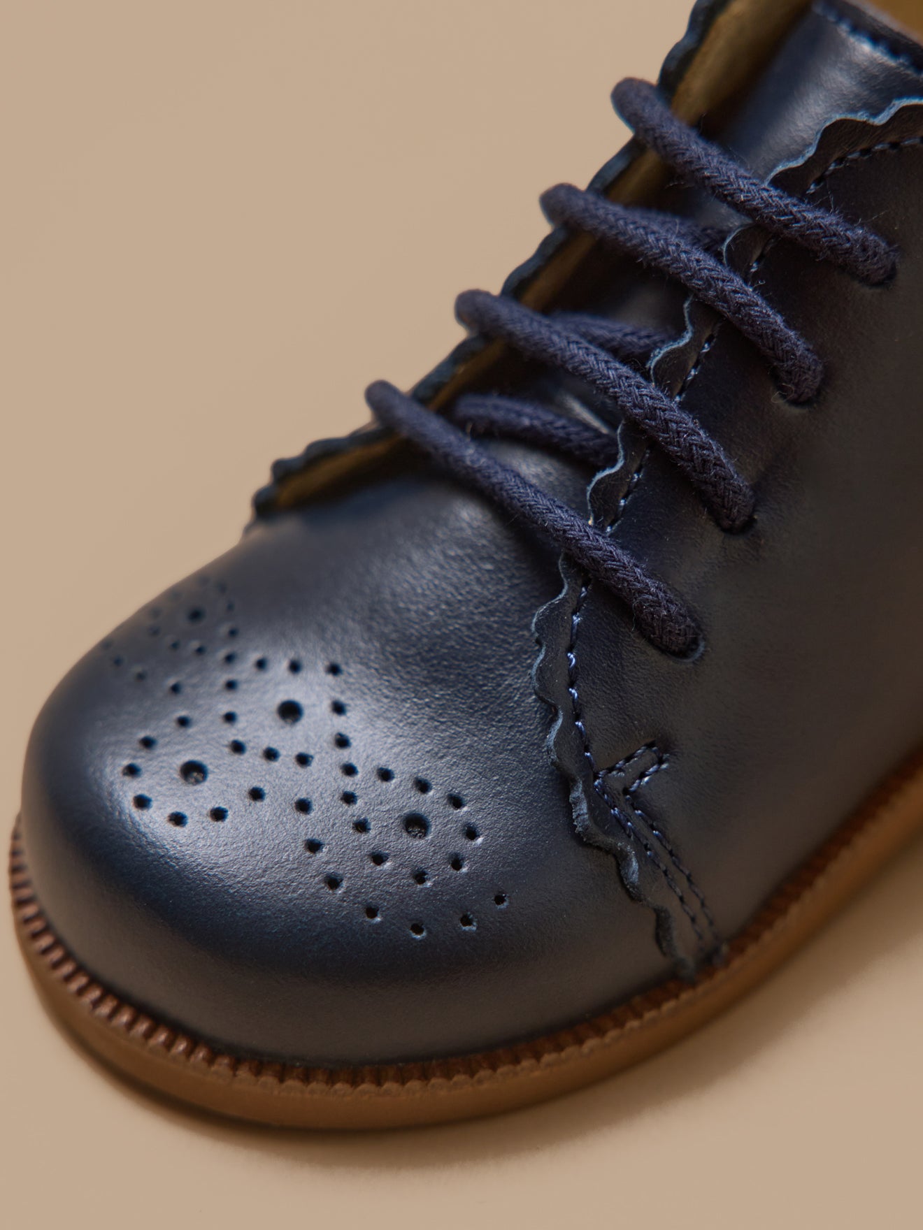 Leren babybottines met perforaties