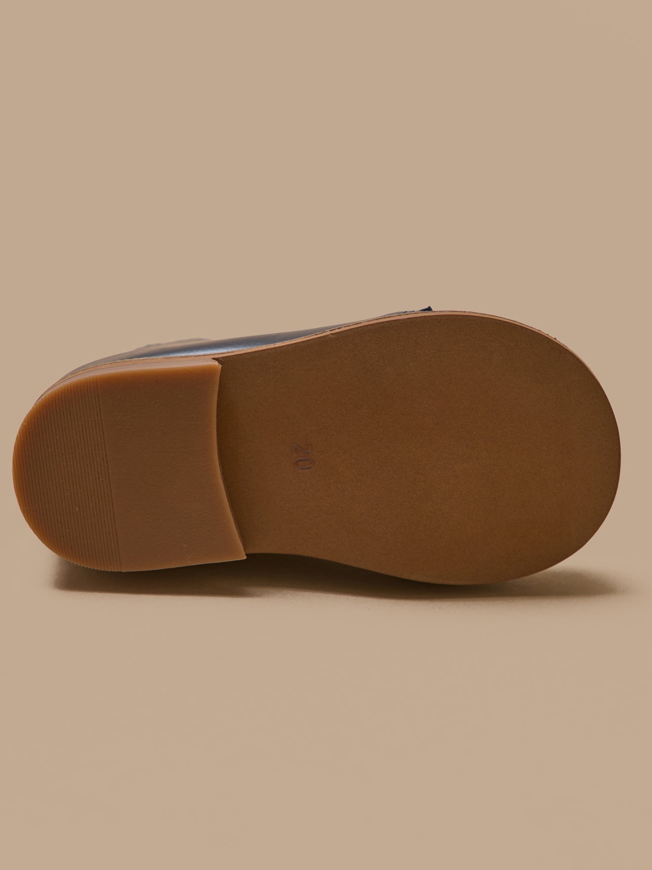 Leren babybottines met perforaties
