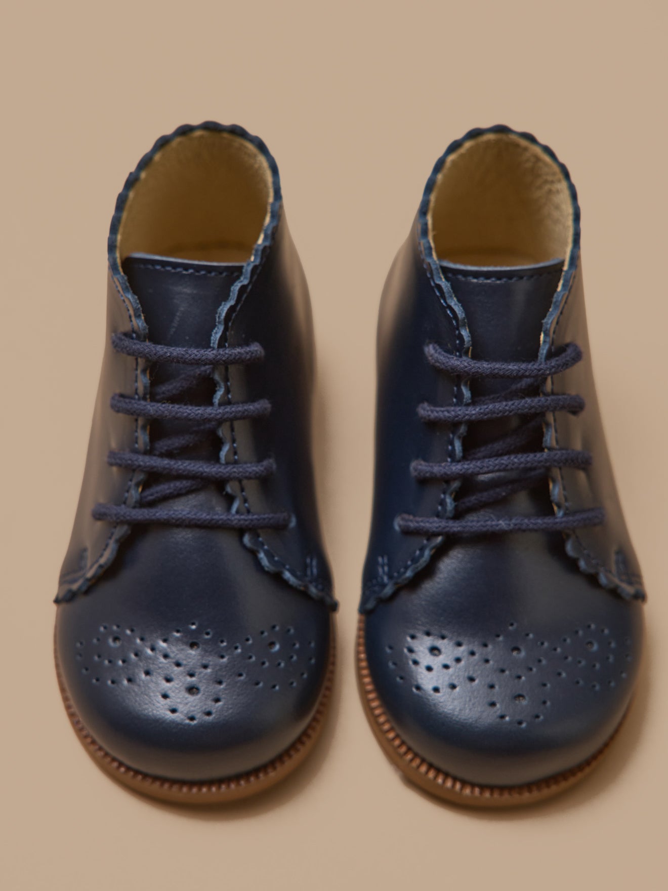 Leren babybottines met perforaties