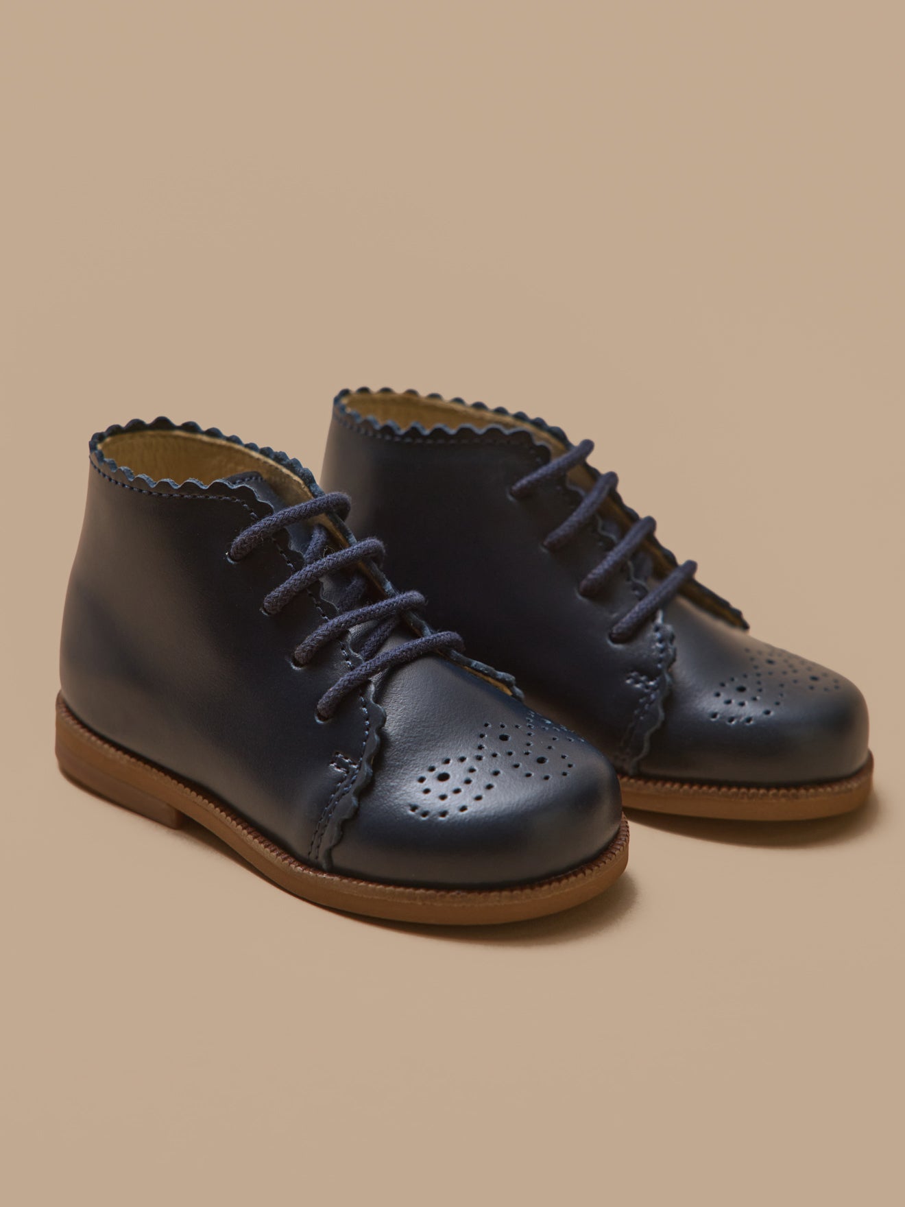 Leren babybottines met perforaties