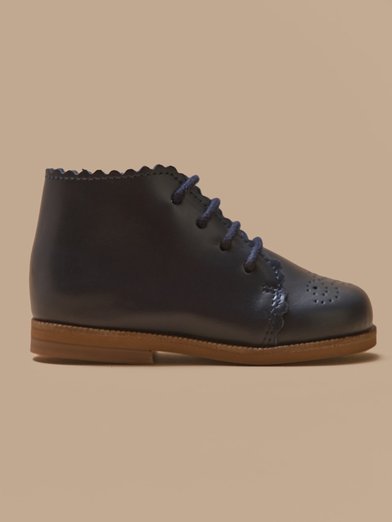 Leren babybottines met perforaties