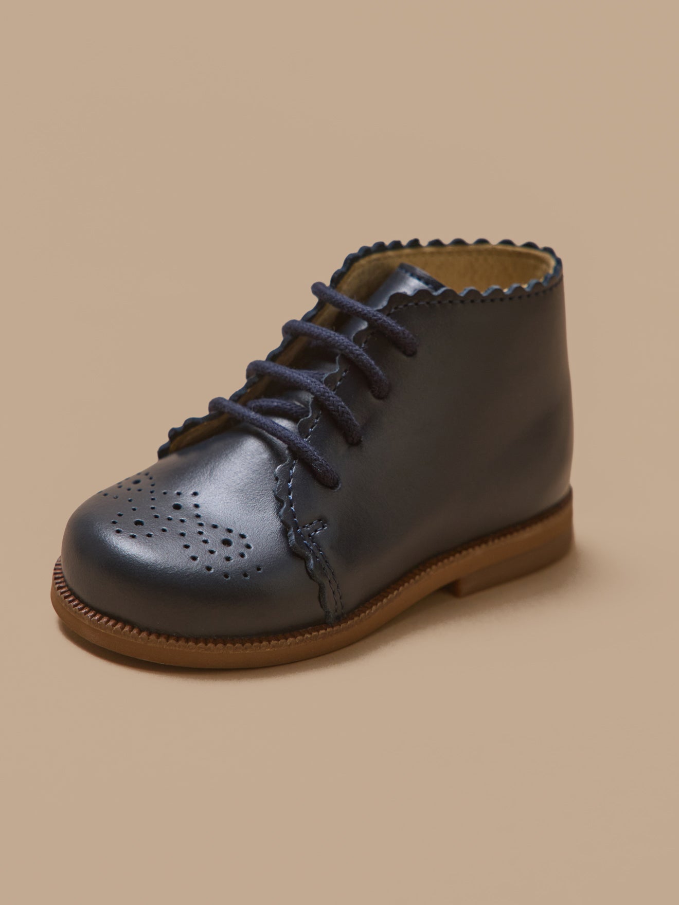 Leren babybottines met perforaties