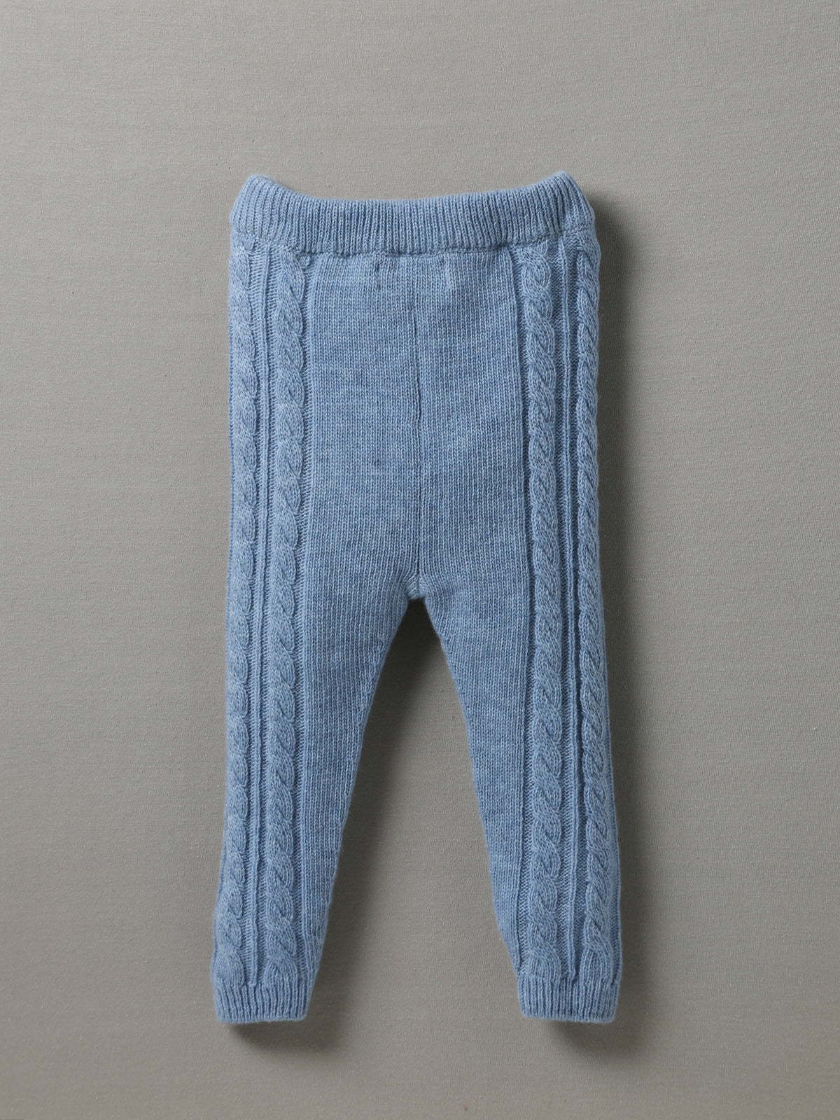 Babylegging met kabels in wol