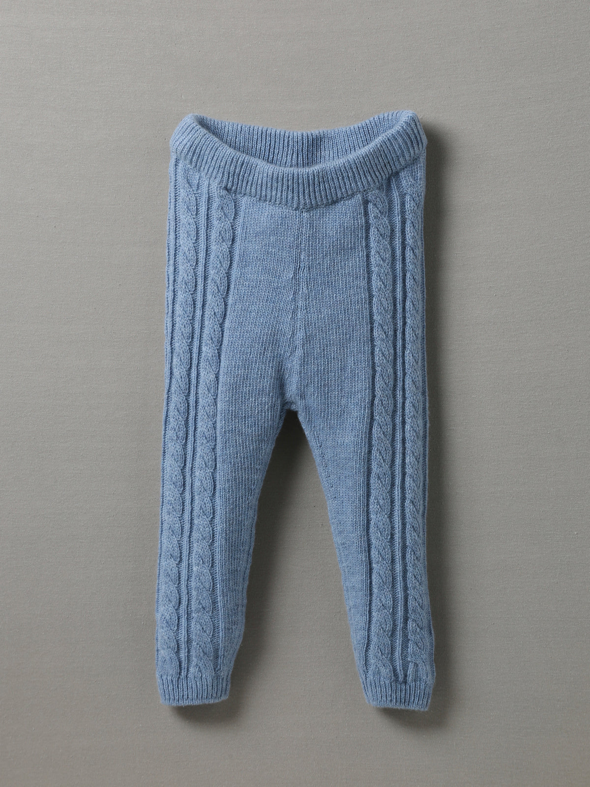 Babylegging met kabels in wol