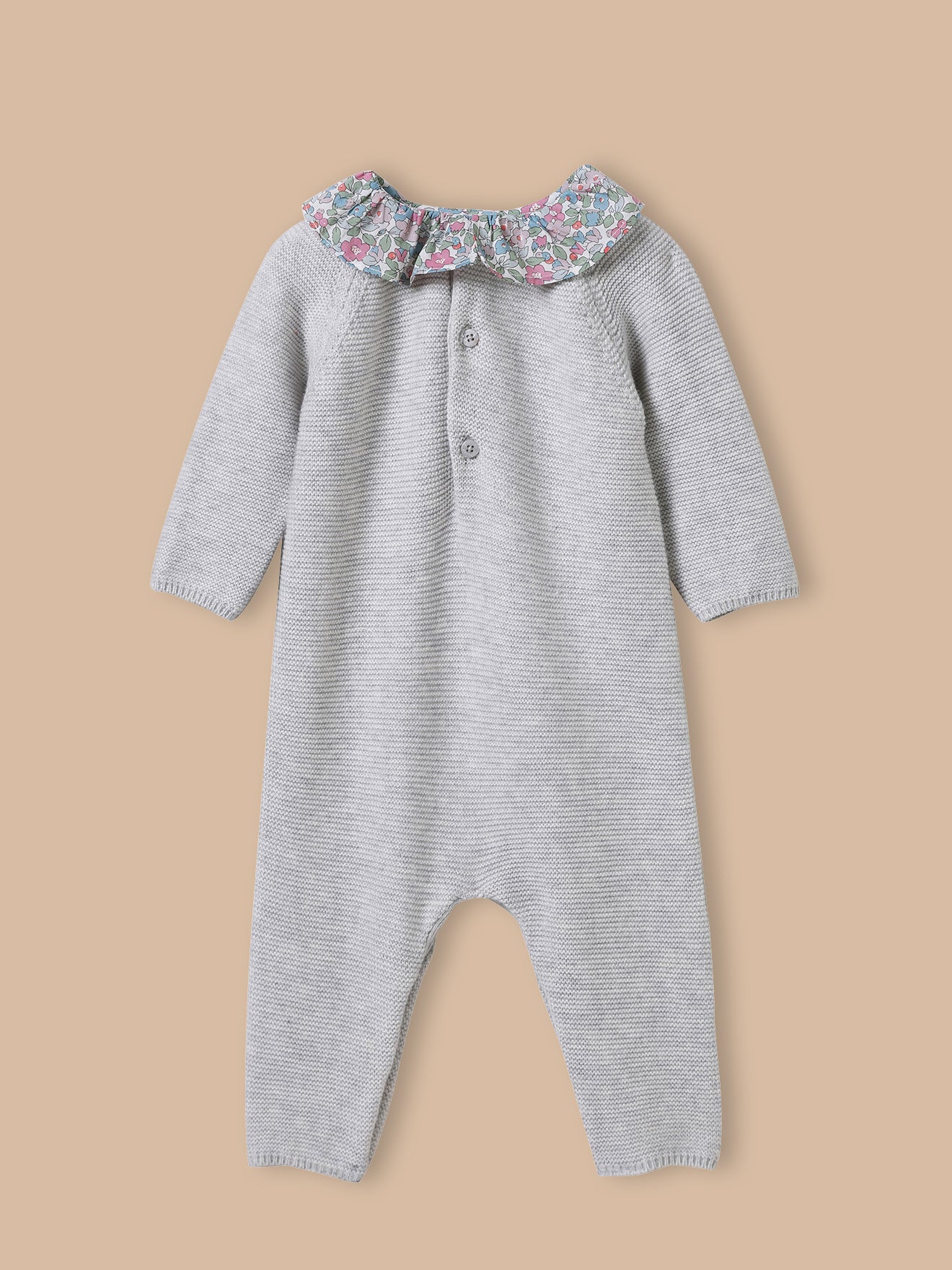 Gebreid babypakje met kraag in Liberty-stof