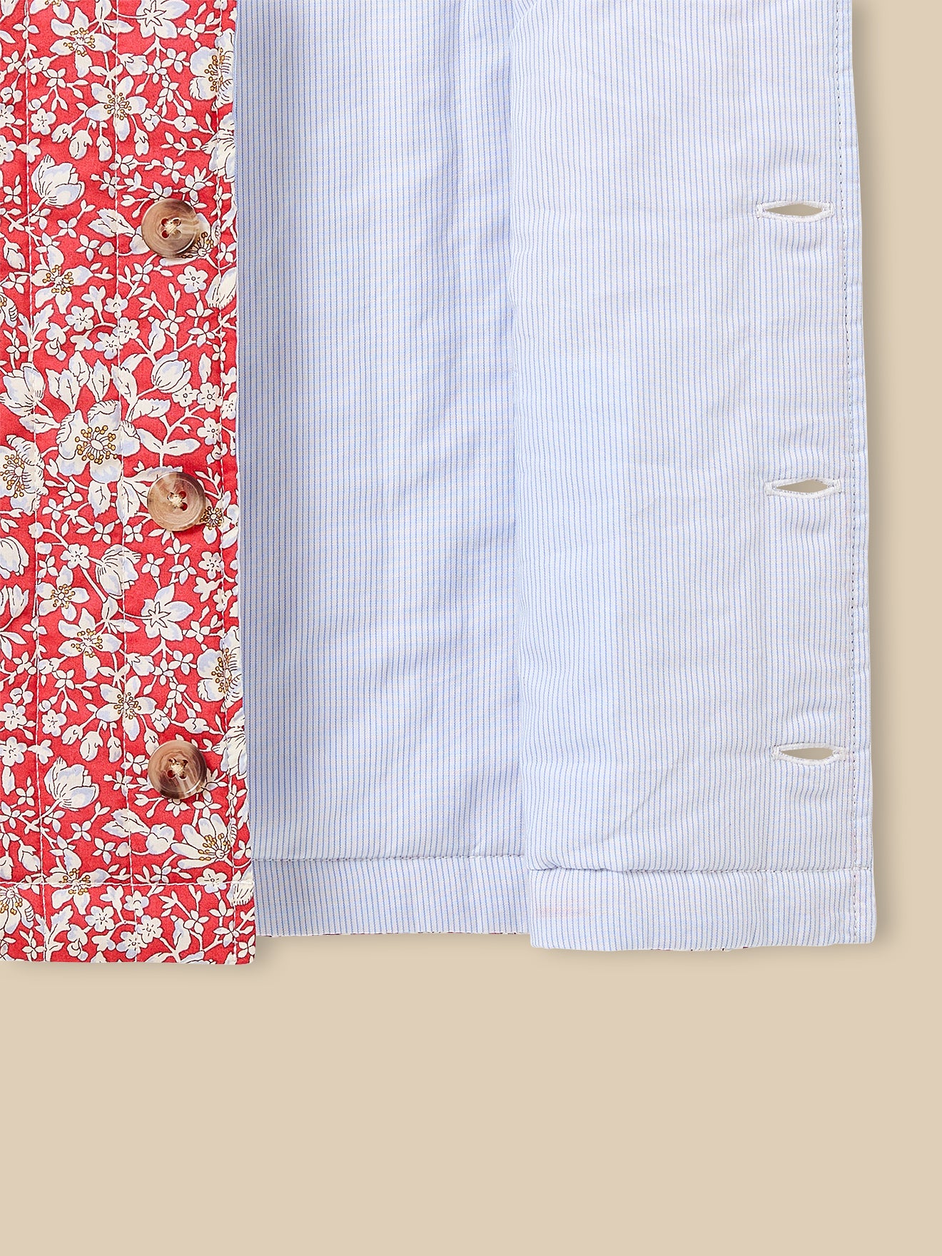 Gewatteerd mouwloos meisjesjasje in Liberty-stof