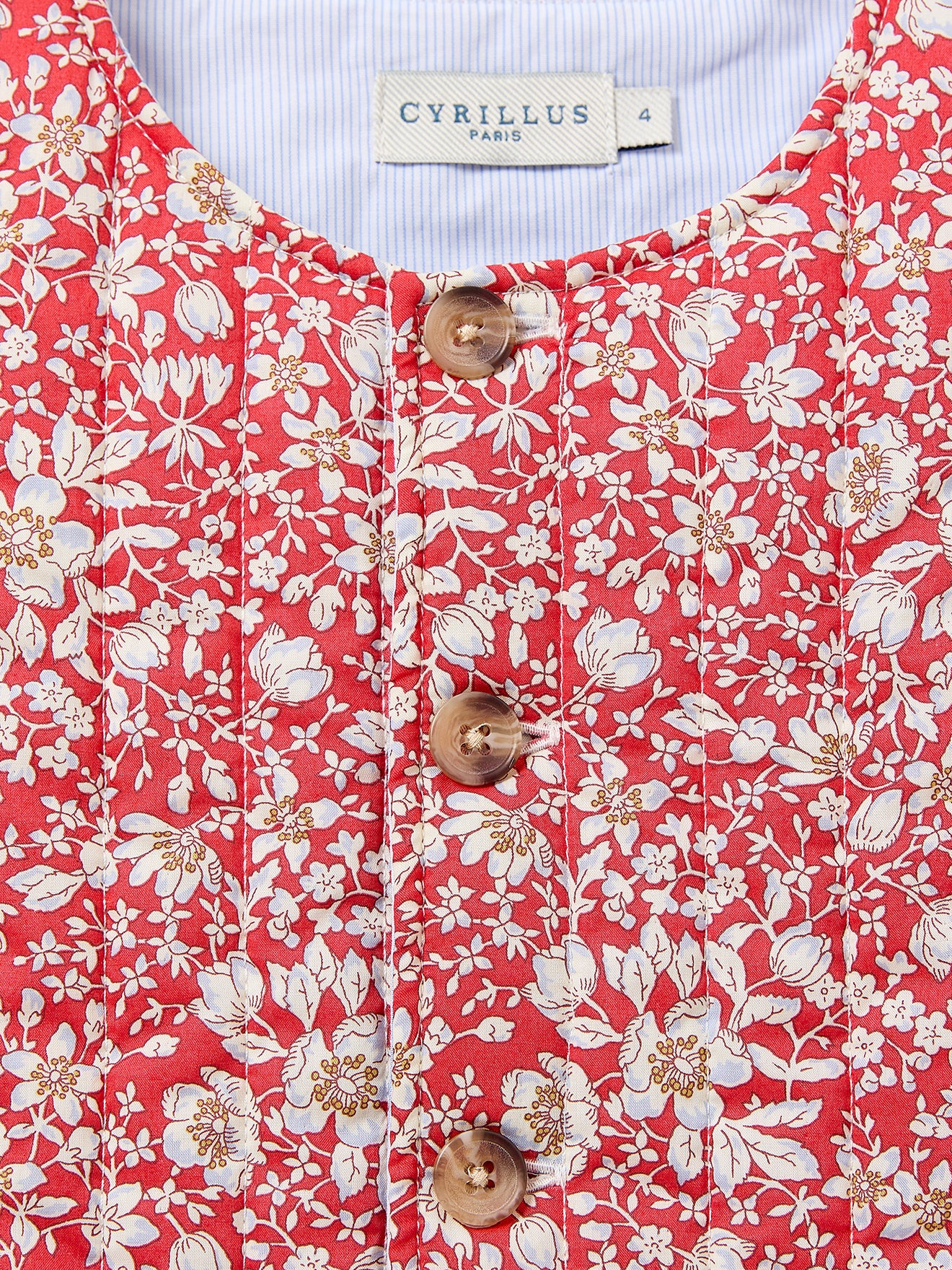 Gewatteerd mouwloos meisjesjasje in Liberty-stof