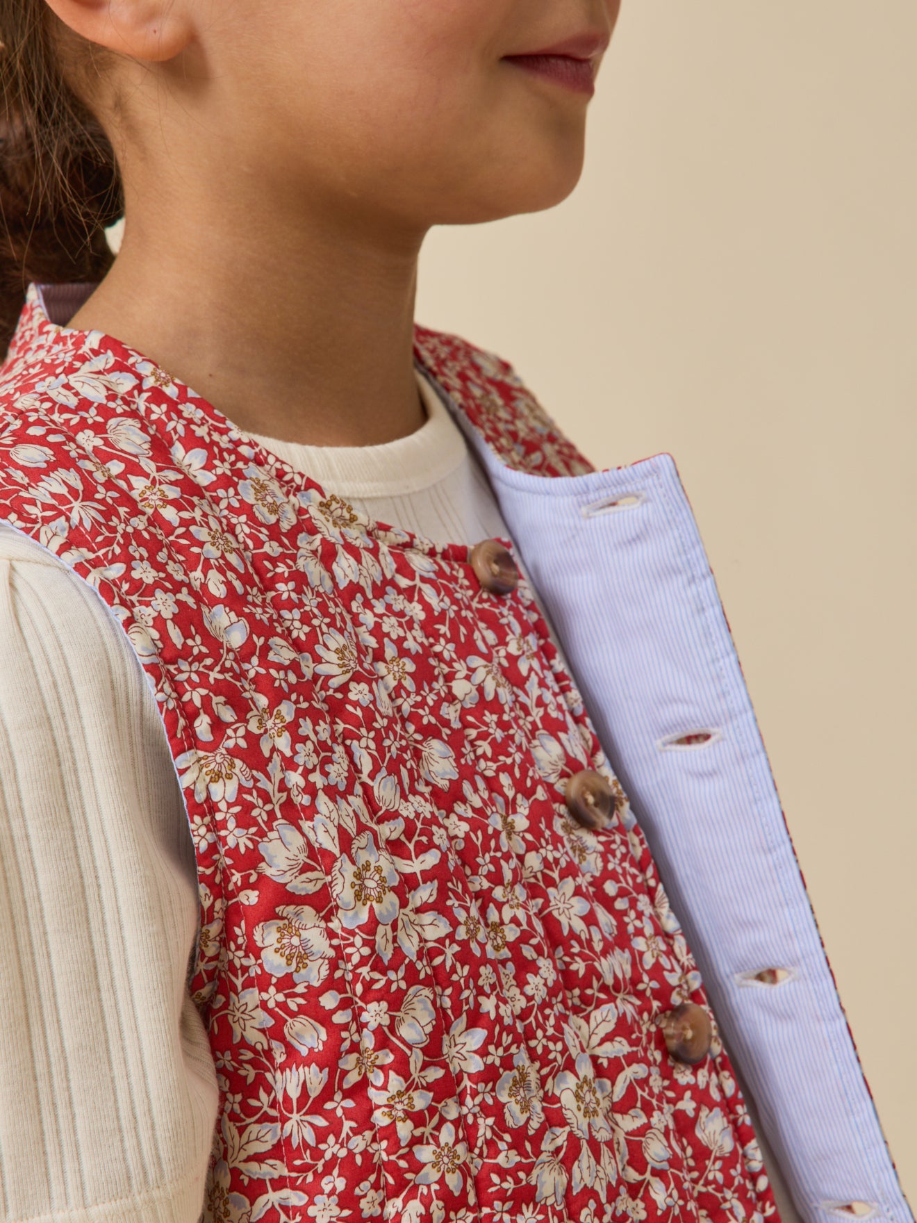 Gewatteerd mouwloos meisjesjasje in Liberty-stof